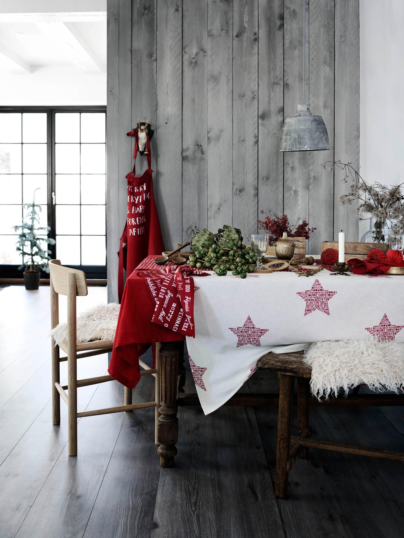 Weihnachtliche Tischdeko im Esszimmer #dielenboden #tischdeko #weihnachtsdeko #tischdekoweihnachten ©H&M Home