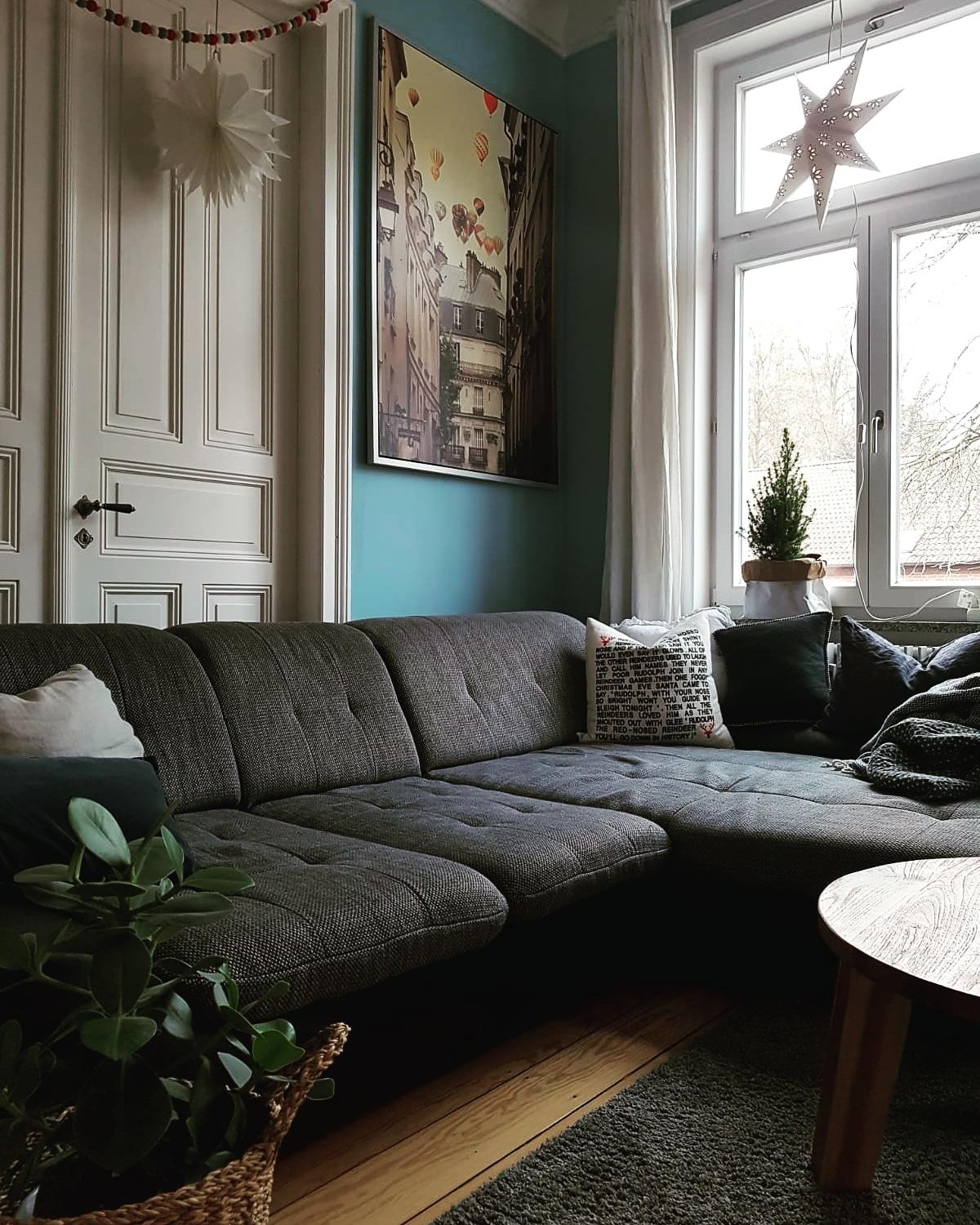 Weihnachtliches Wohnzimmer 🌟 #wohnzimmer #weihnachtsdeko #altbau #altbauliebe #couch #cozy 
