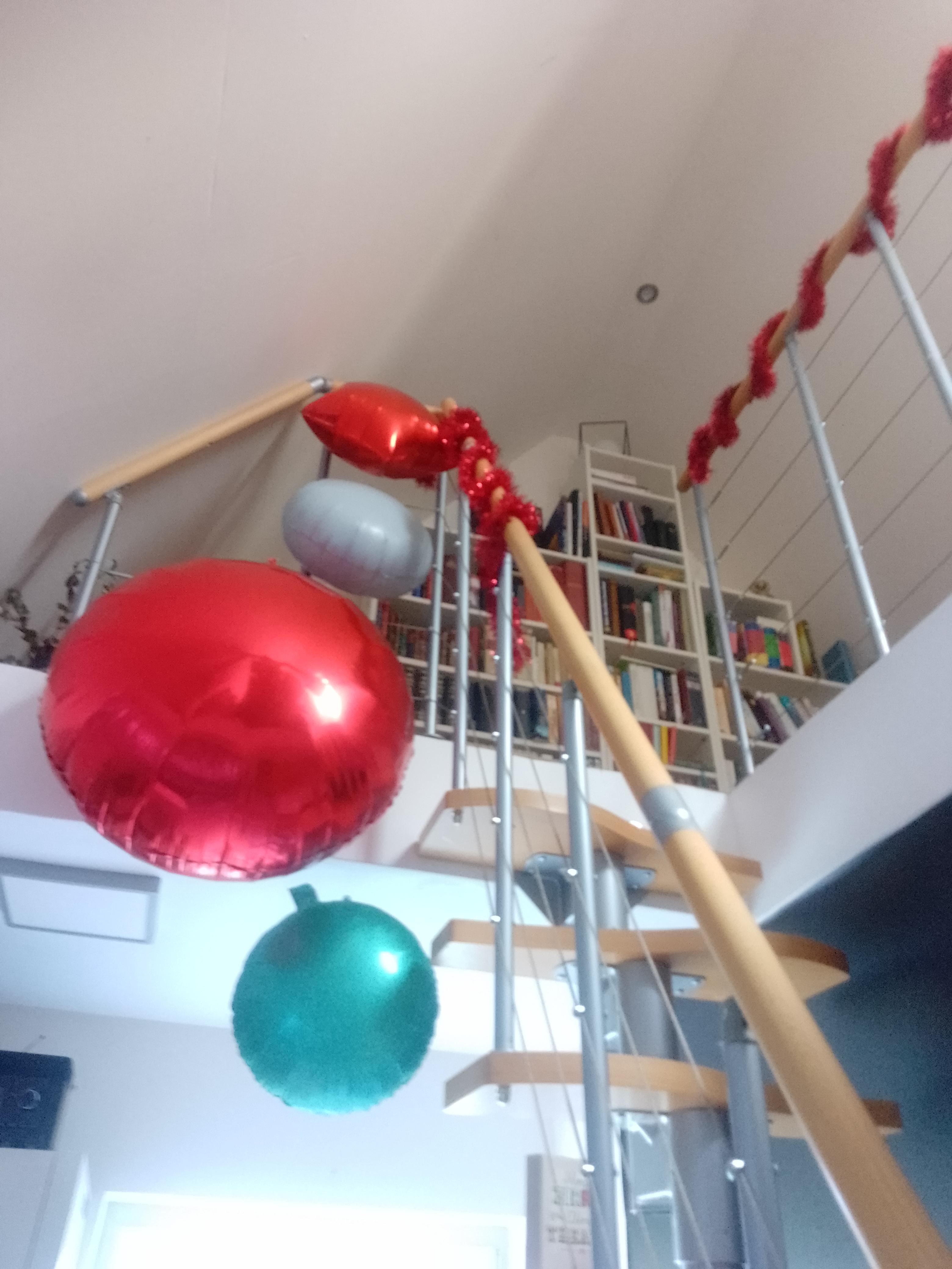 Weihnachtsballons,einfach praktisch,das ganze Jahr klein verstaut und dann schnell aufgepustet #weihnachten #bunt # dachschräge