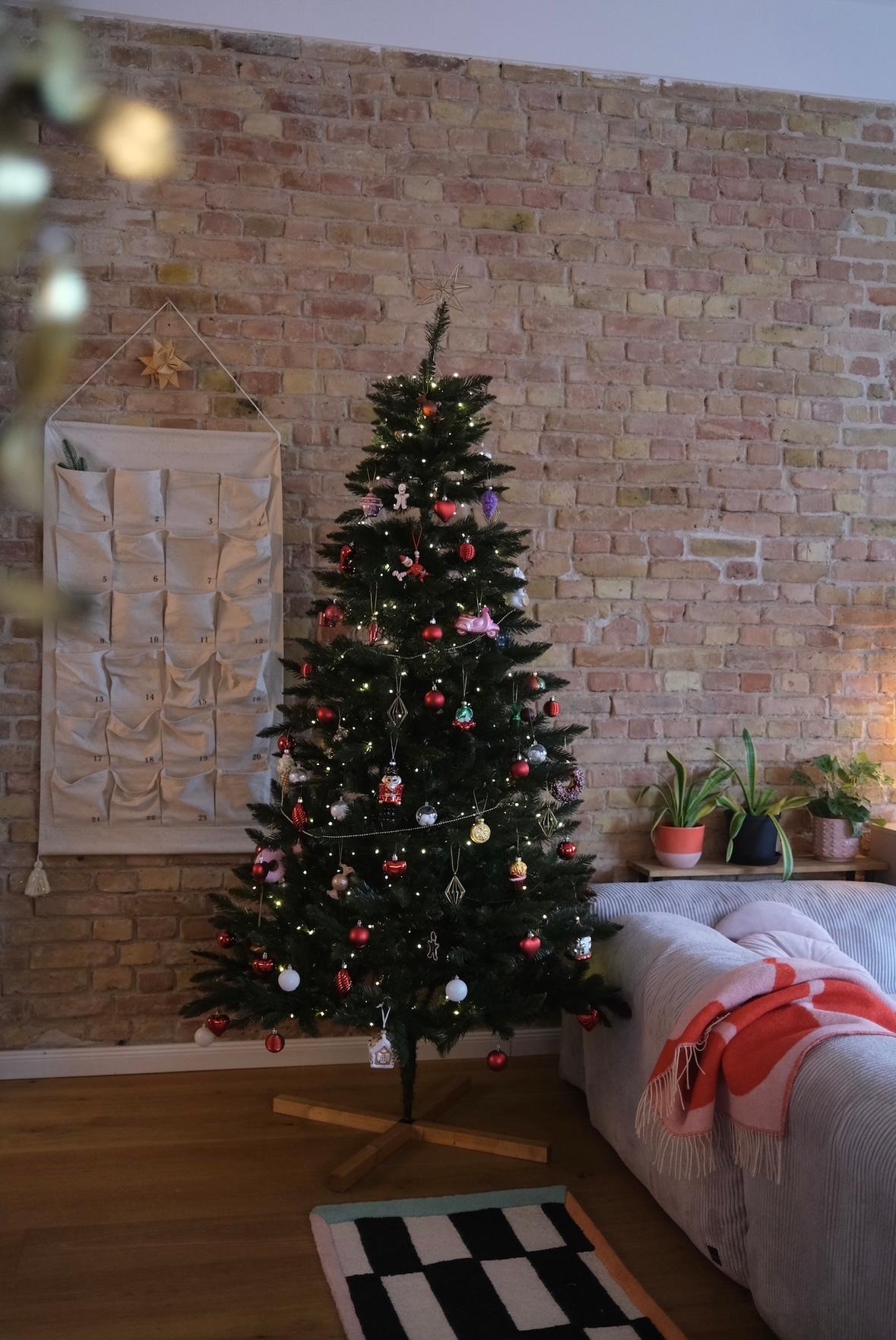 #weihnachtsbaum #adventskalender #altbauwohnung #couchliebt #gemütlich #farbenfroh #backsteinwand