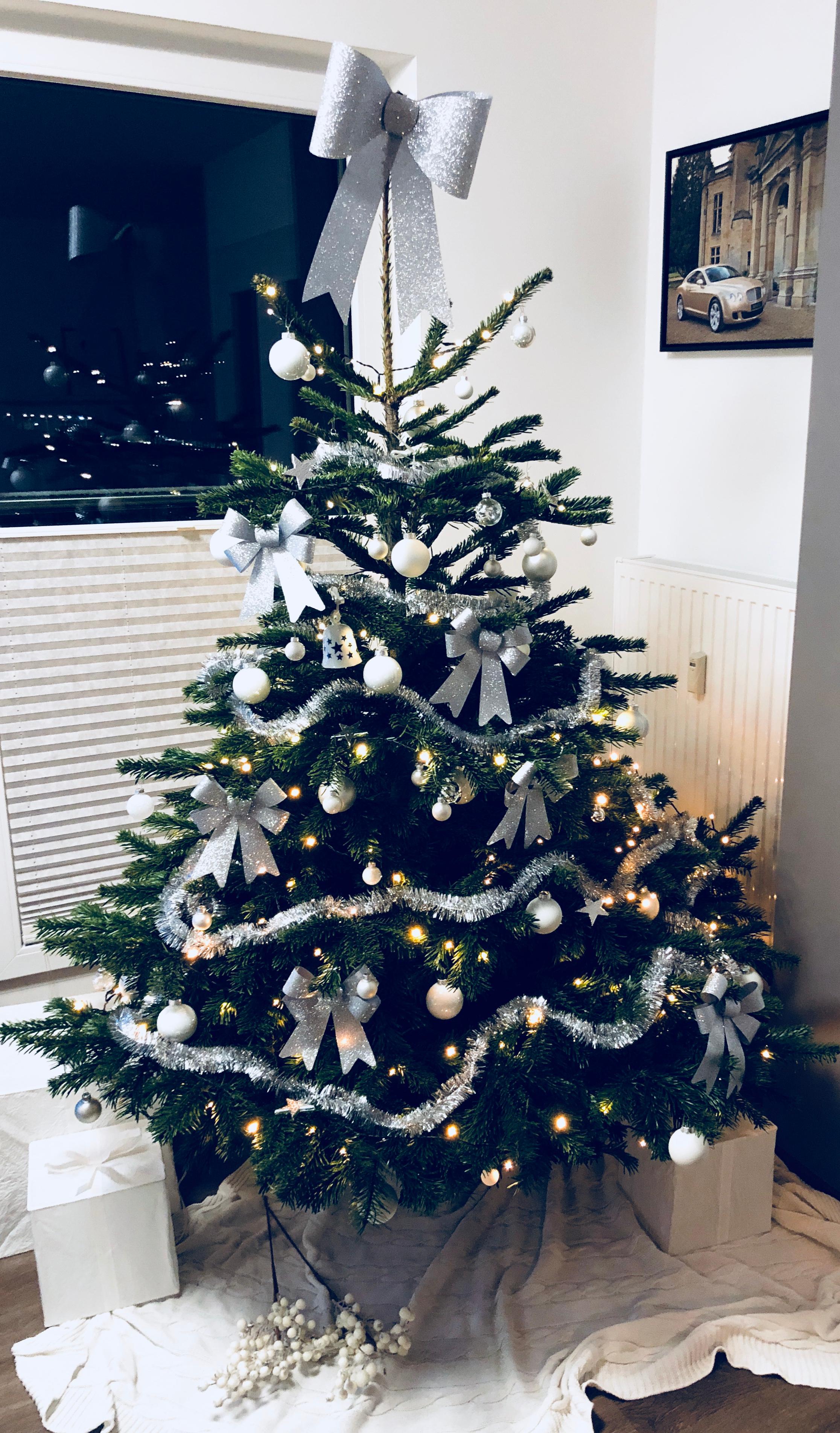 #weihnachtsbaum #christbaum #tannenbaum #xmas #weihnachten #xmasdeko #advent #weihnachtsdeko  #gemütlicheswohnzimmer