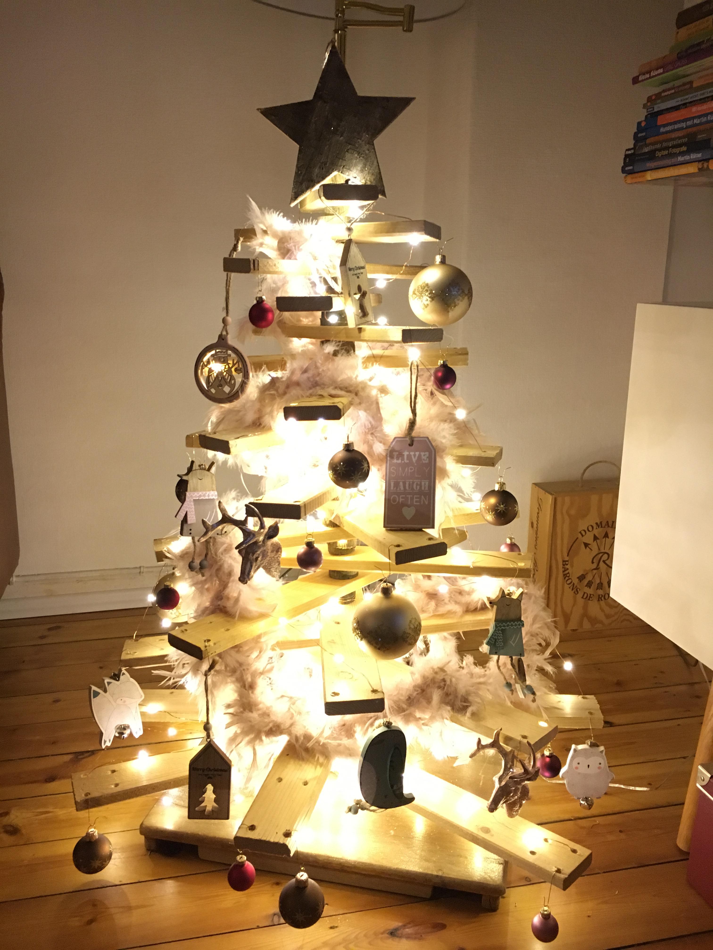 #Weihnachtsbaum dieses Jahr in soften Pastelltönen. Gefertigt aus Holz, welches im Sperrmüll landen sollte