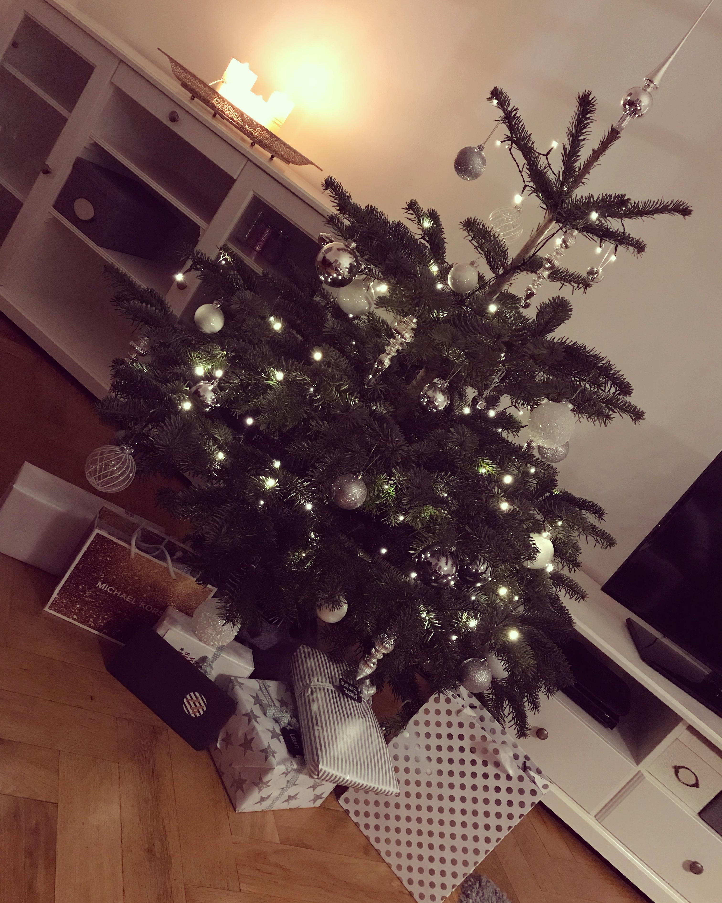 #weihnachtsbaum
#erstegemeinsamewohnung
#alliwantforchristmasisYOU
#geschenkeübergeschenke