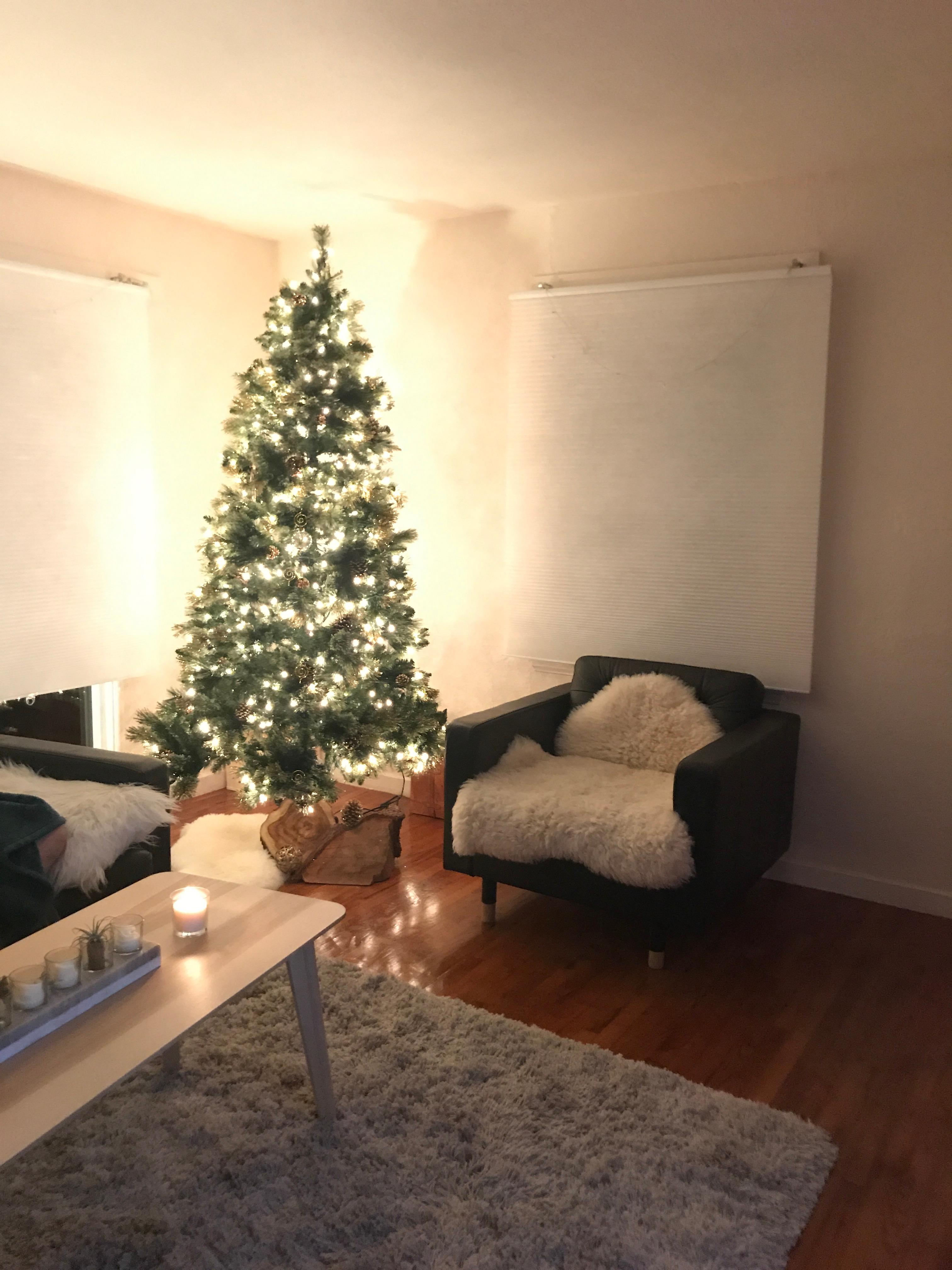 Weihnachtsbaum geschmückt mit Tannenzapfen, transparenten Kugeln und ein paar Einzelstücken. #couchliebt #couchstyle
