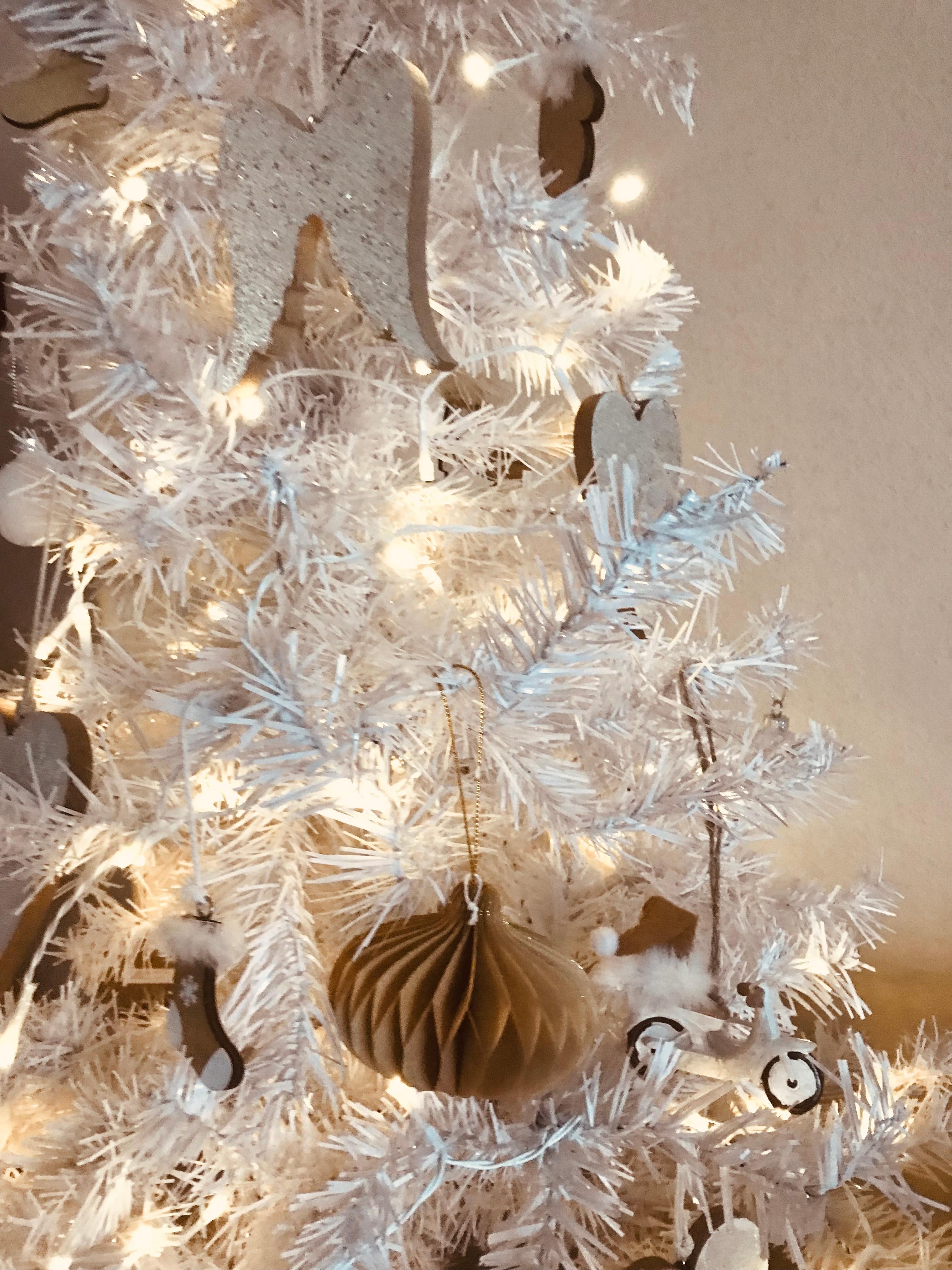 Weihnachtsbaum in weiß 
#christmas2021 #hohoho #cozy #white #baumschmuck #holz #lichterkette #happytime #home 