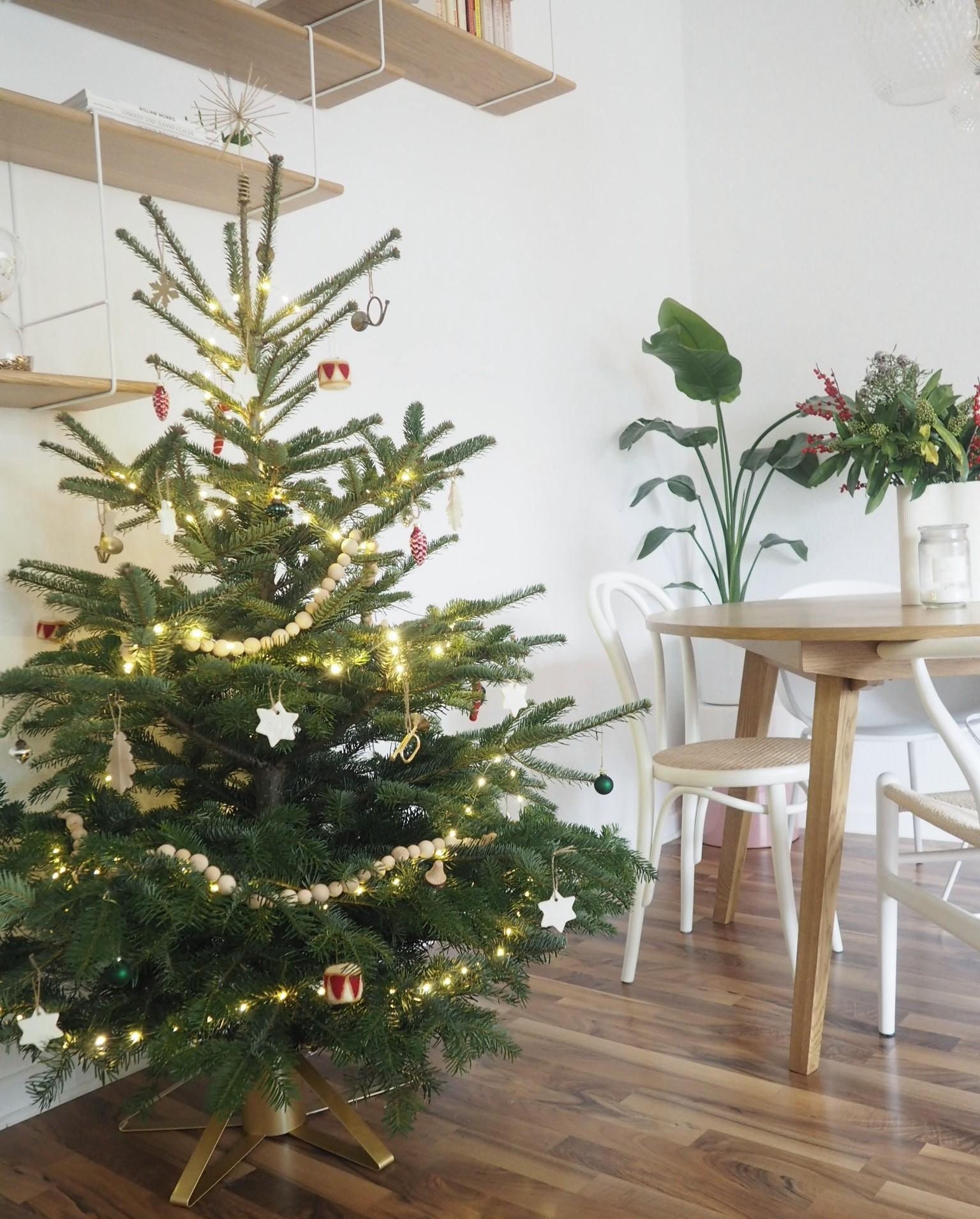 #weihnachtsbaum #klassisch #wohnzimmer #weihnachtsdeko #skandi #hygge #couchliebt #couchstyle