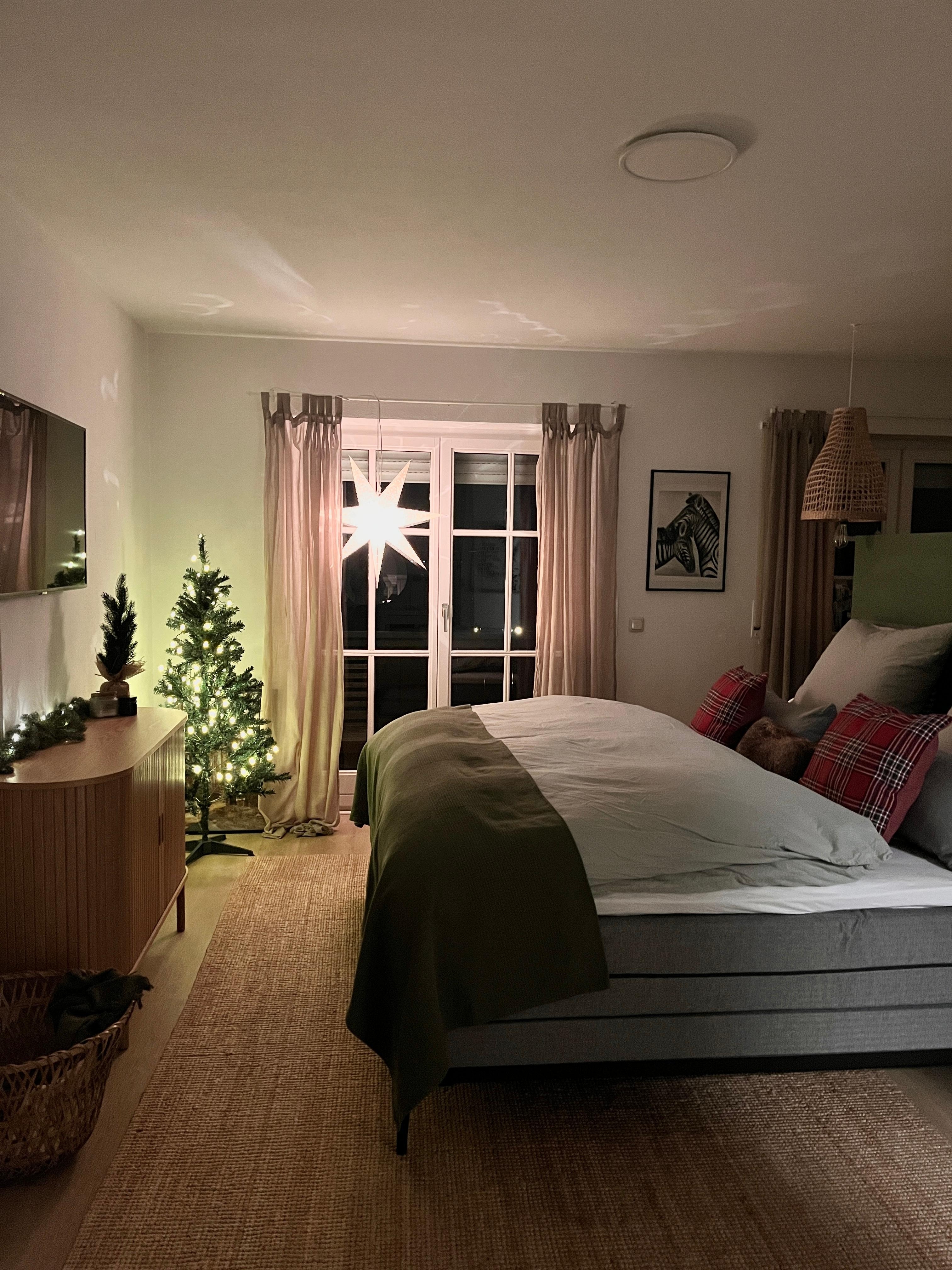 Weihnachtsbaum Nr. 3 steht 🎄 🛏️
#Schlafzimmer#weihnachtsbeleuchtung#cozy#christmaslights#weihnachtszeit#mostwonderfultime#weihnachtsbaum#christmastree
