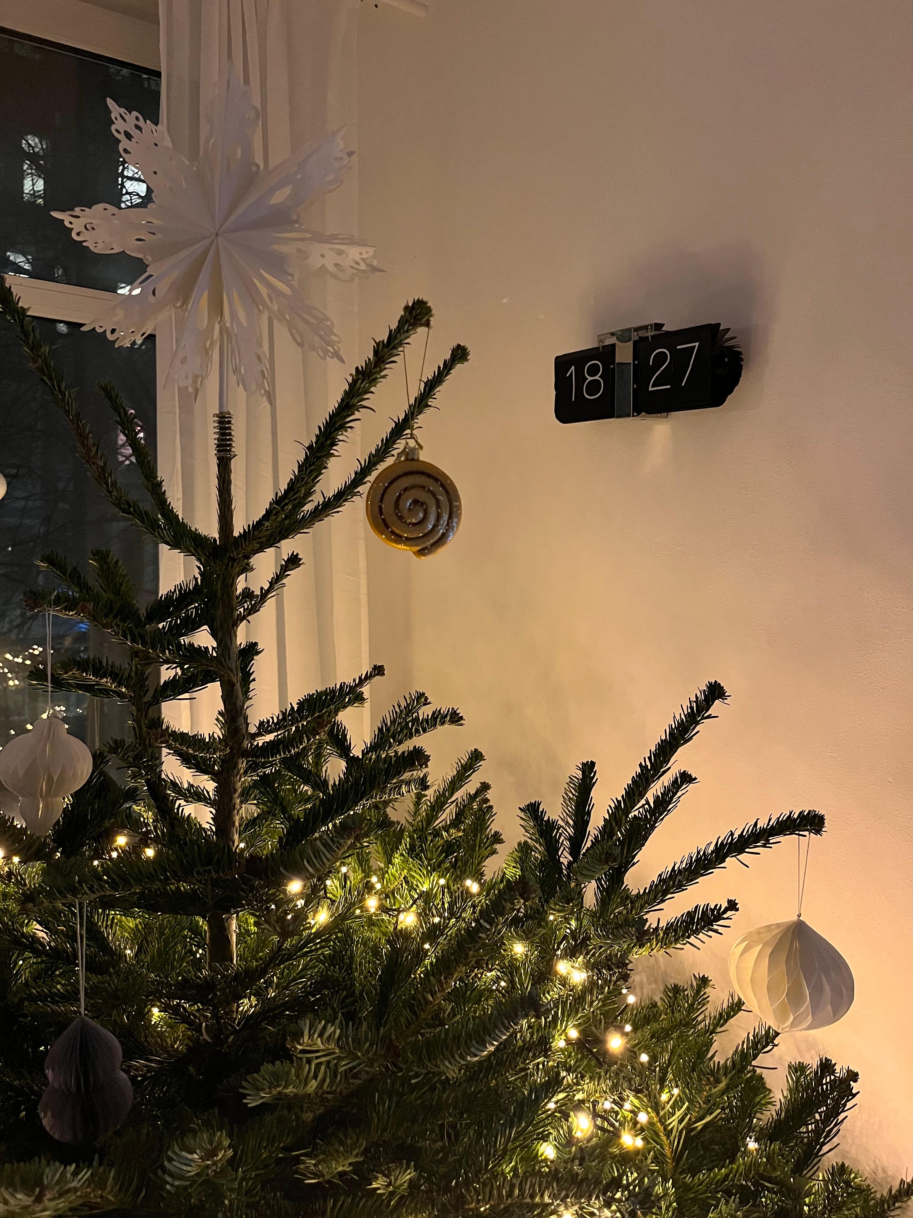 #weihnachtsbaum #weihnachtsbaumschmuck #wohnzimmer #skandinavischwohnen