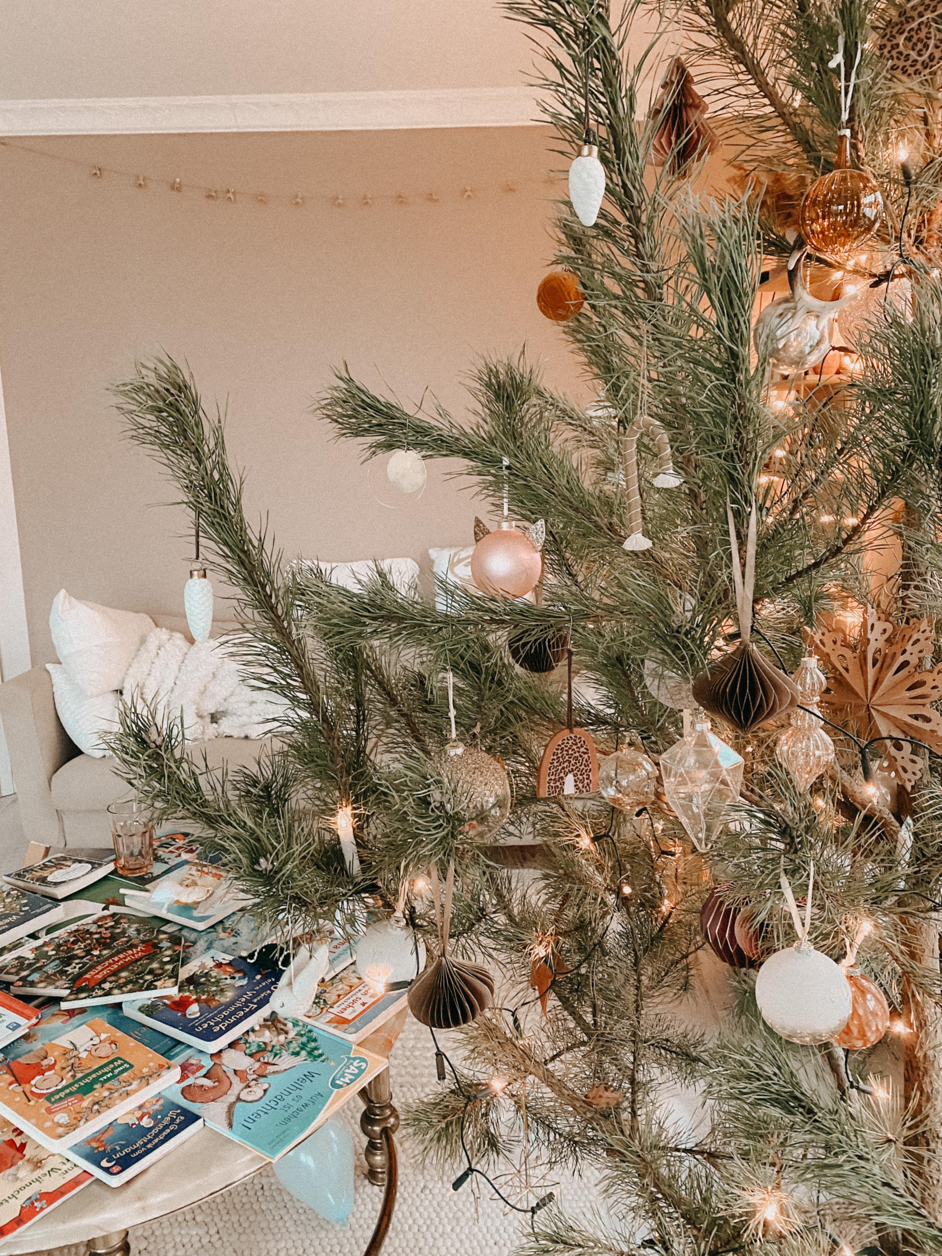 #weihnachtsbaum #weihnachtsbuch und ein blauer Ballon. #couchstyle