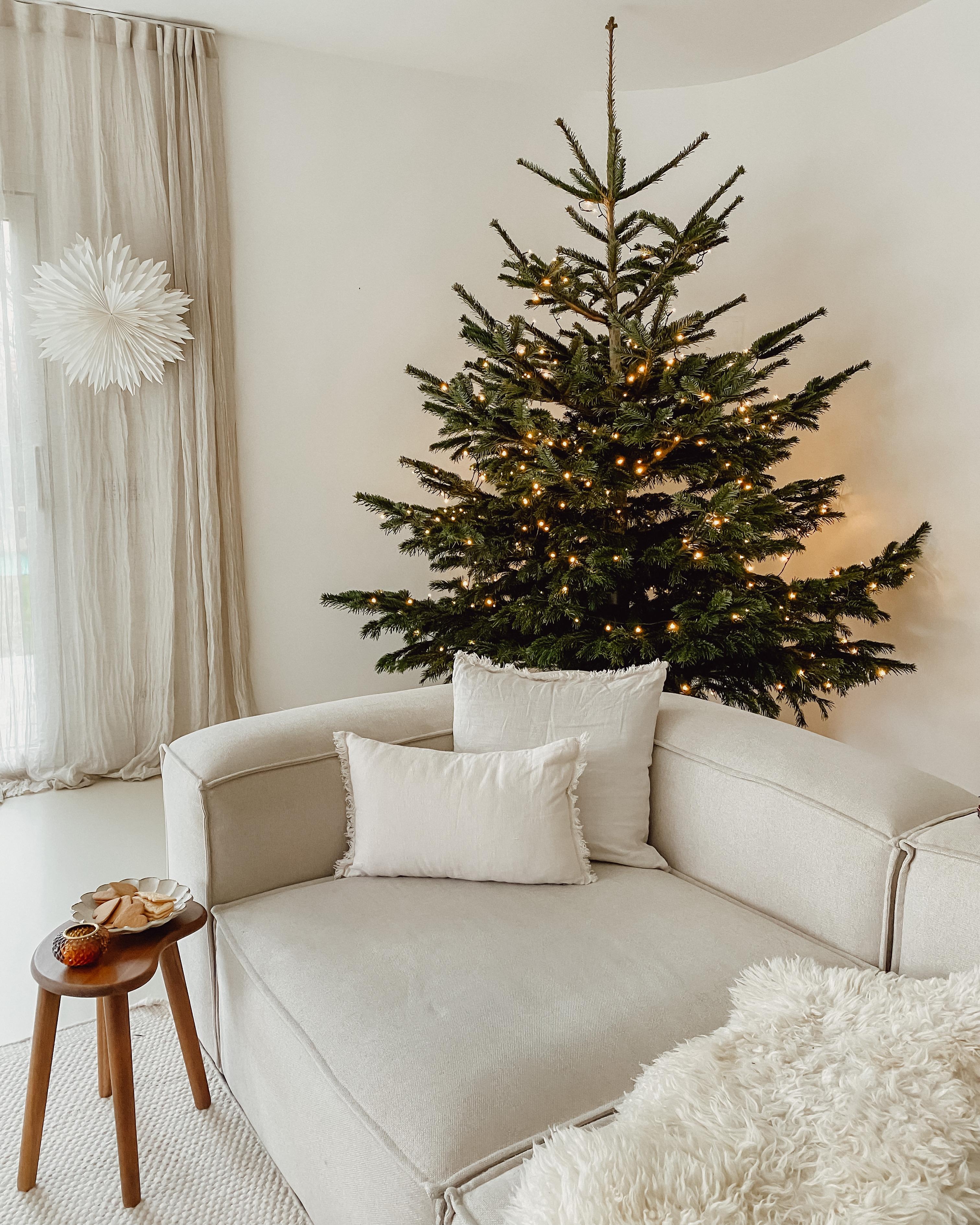 #weihnachtsbaum #weihnachtsdeko #weihnachtszeit #schlicht #minimal #beige #whiteliving #couch #wohnzimmer