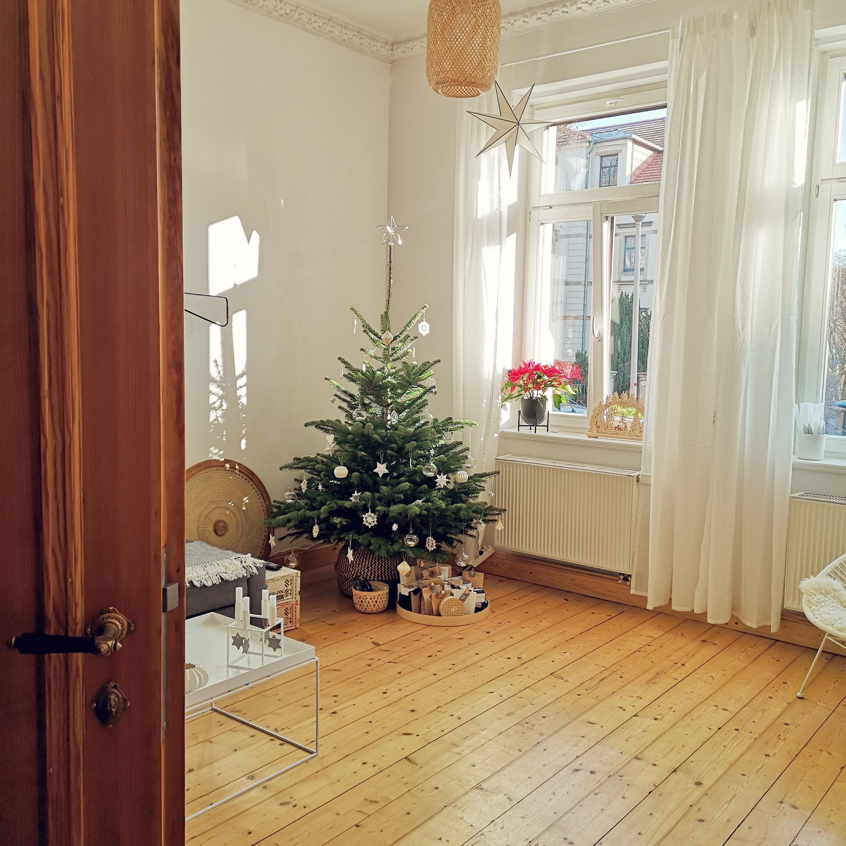 #weihnachtsbaum #weihnachtsdeko #wohnenimaltbau #vorfreude #altbauliebe