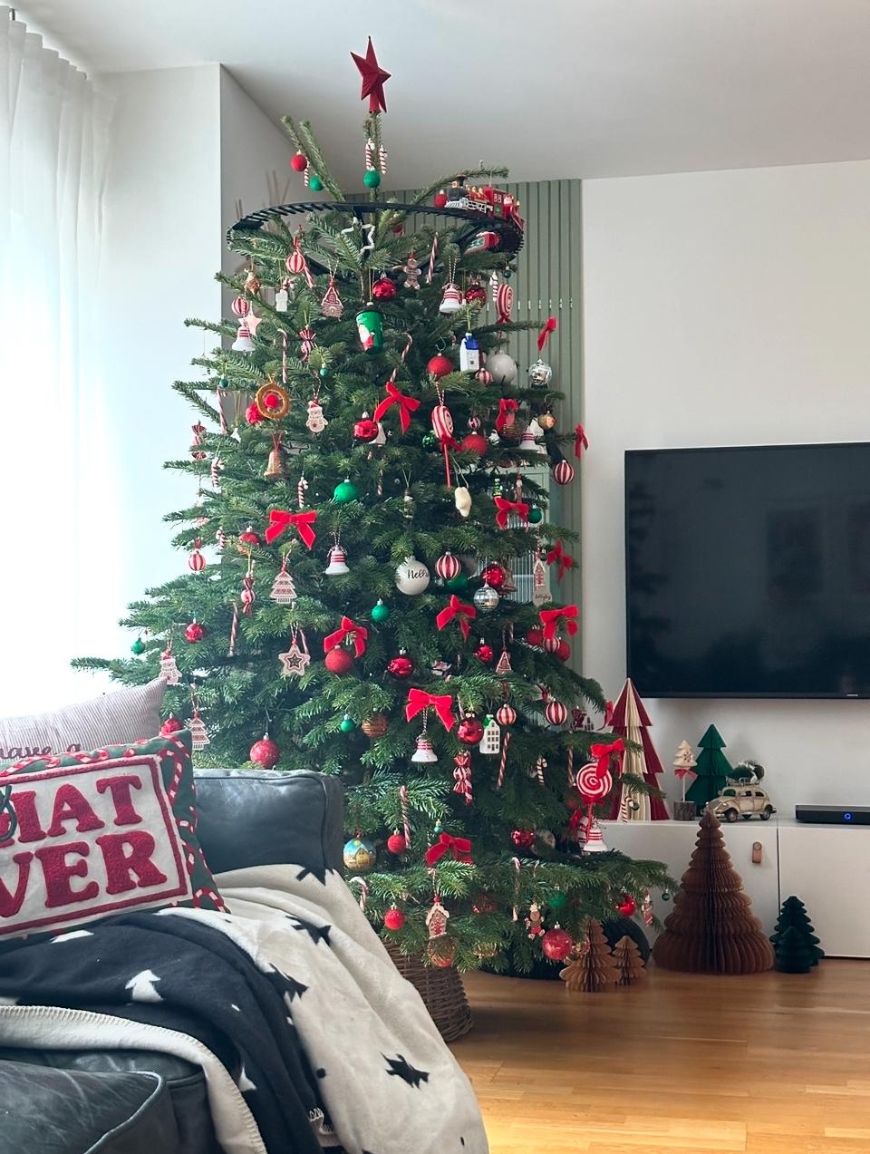 #weihnachtsbaum #weihnachtslok 🚂 #bäumchenparty #baumschmuck #rot #wohnzimmer #weihnachtsdeko #schleifen 