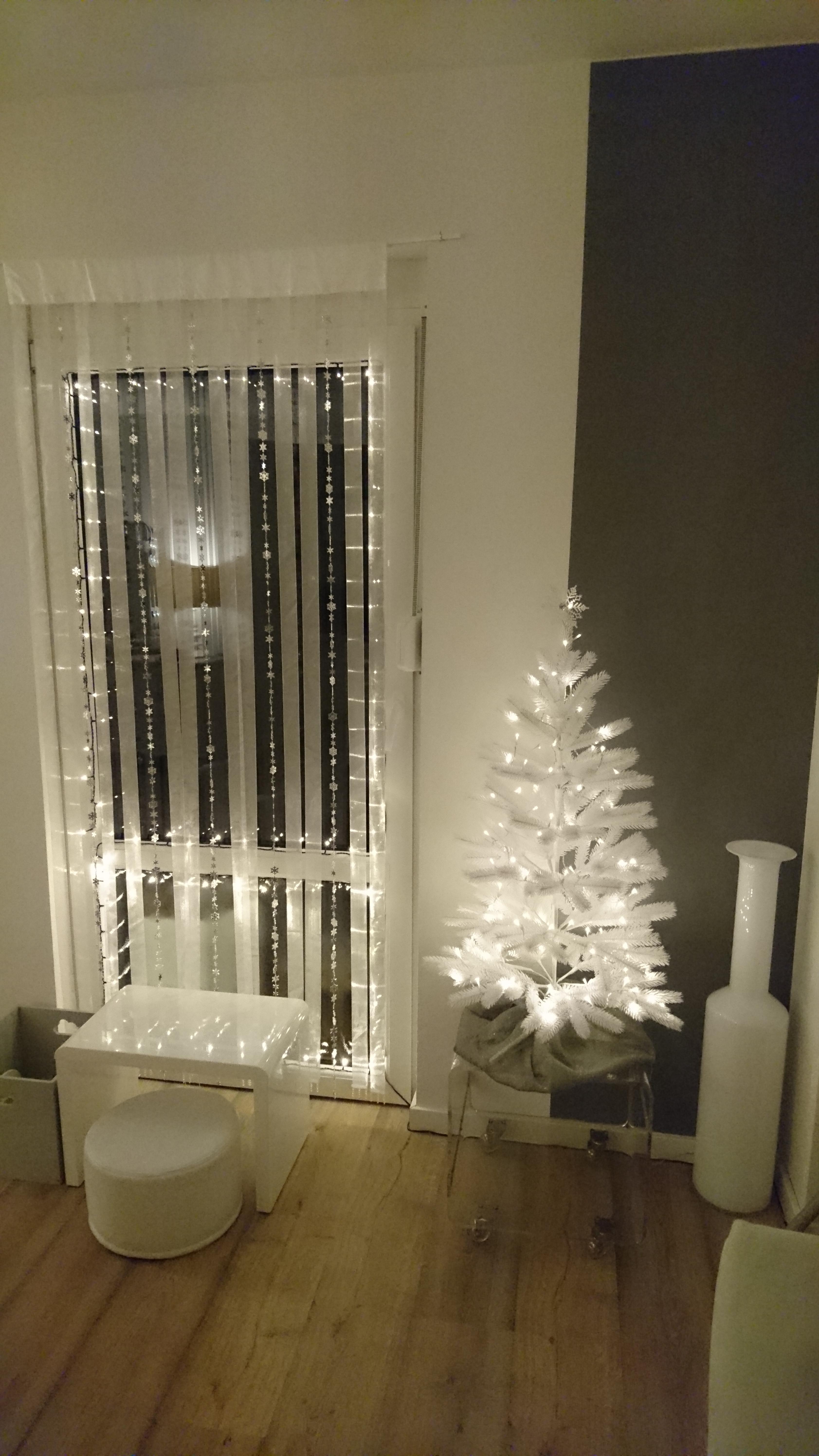 #Weihnachtsbaum #Wohnzimmer #weiße Weihnachten #graue Wand
