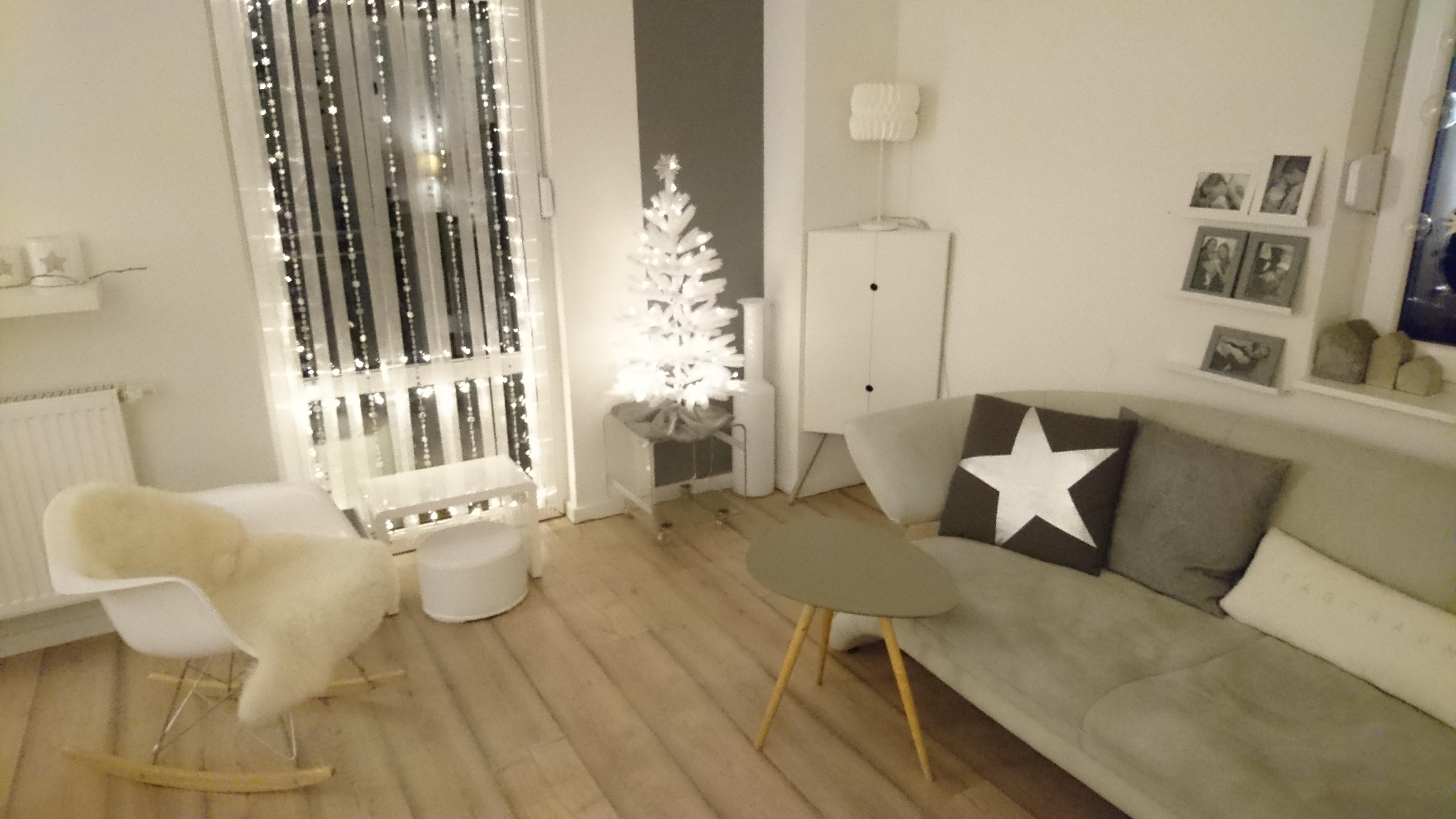 #Weihnachtsbaum #Wohnzimmer #weiße Weihnachten #graue Wand