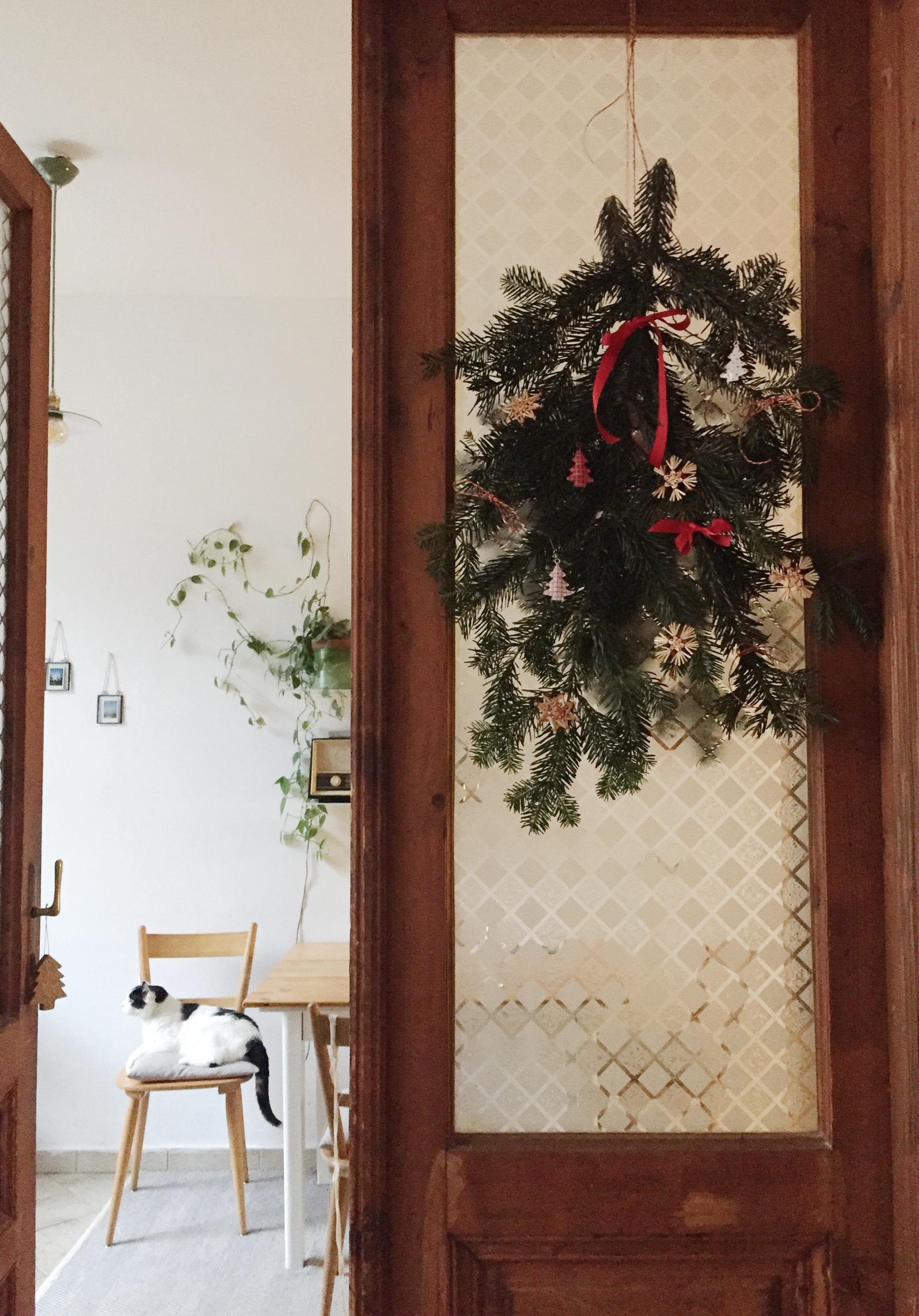 #weihnachtsdeko fertig, jetzt heißts warten 😊🎄🐈 
#diy #weihnachten #altbau #küche #vintage #retro #holz 