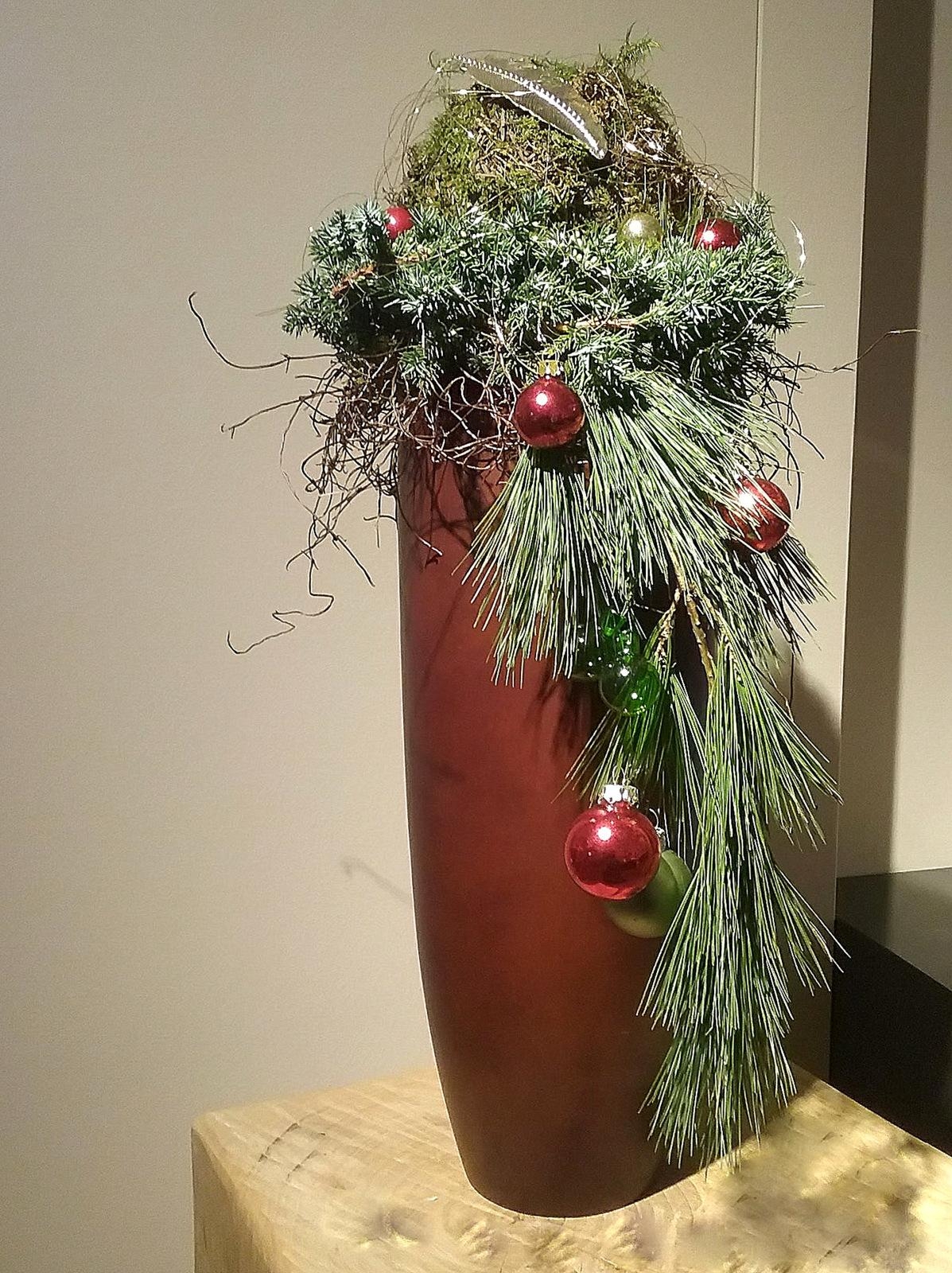 #Weihnachtsdeko-Idee #Holzvase im #weihnachtlichem #Festtagskleid #Tannengrün #azonearthouse