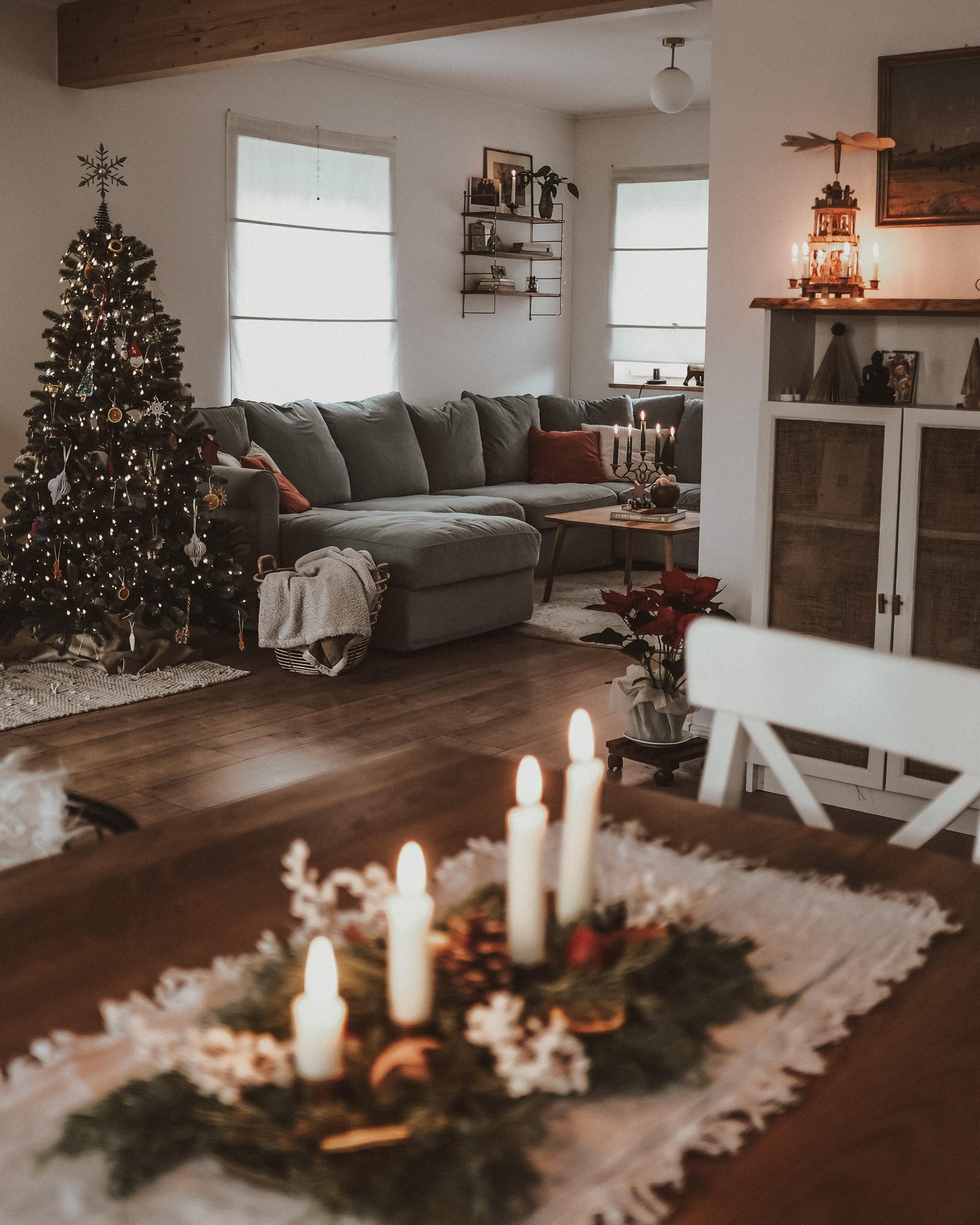 #weihnachtsdeko #weihnachtsbaum #wohnzimmer #adventskranz #couchliebt #couchstyle