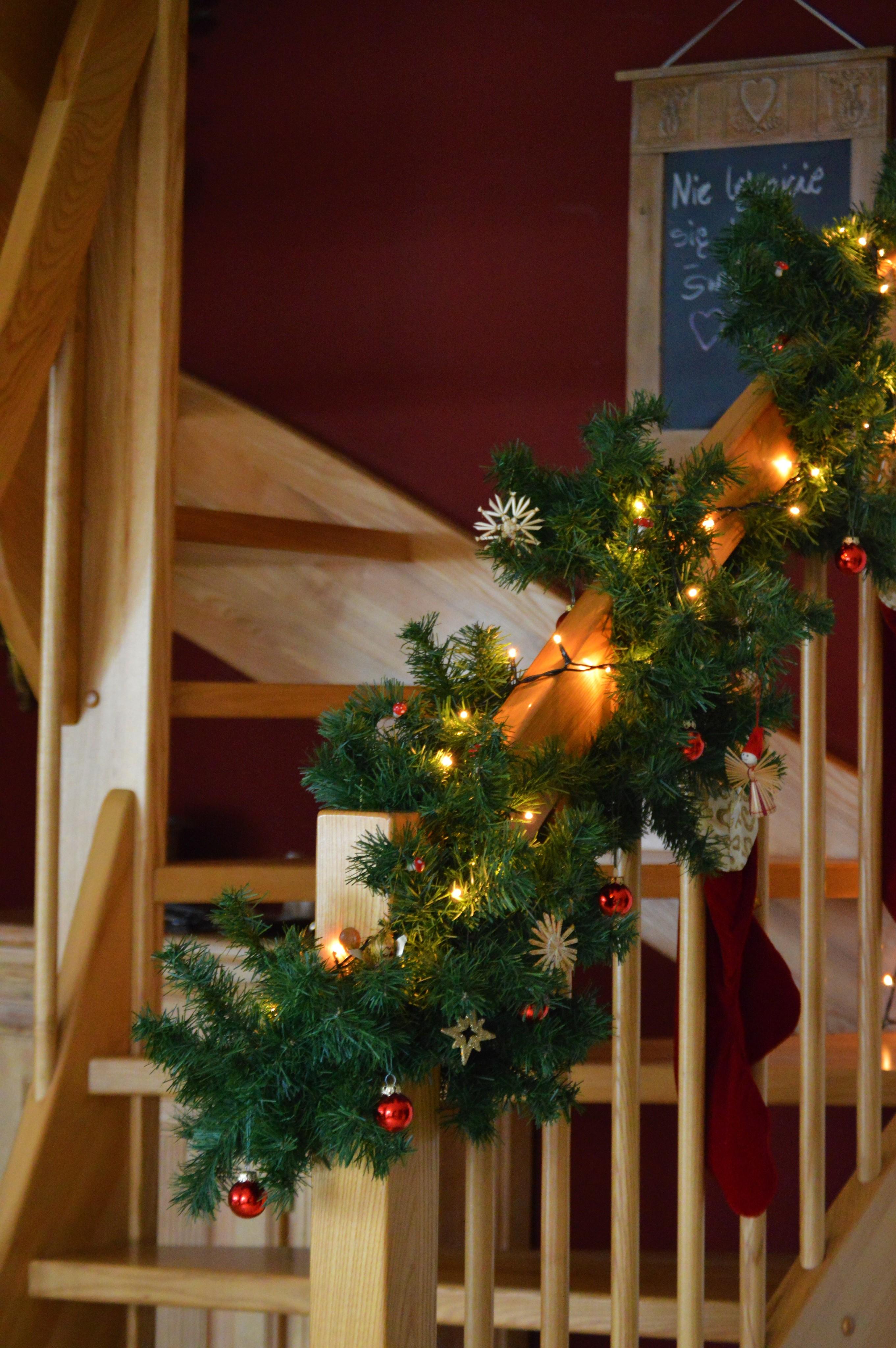 
#weihnachtsdekoration #lichterkette #christbaumkugeln #girlande #treppendekoration #deko 