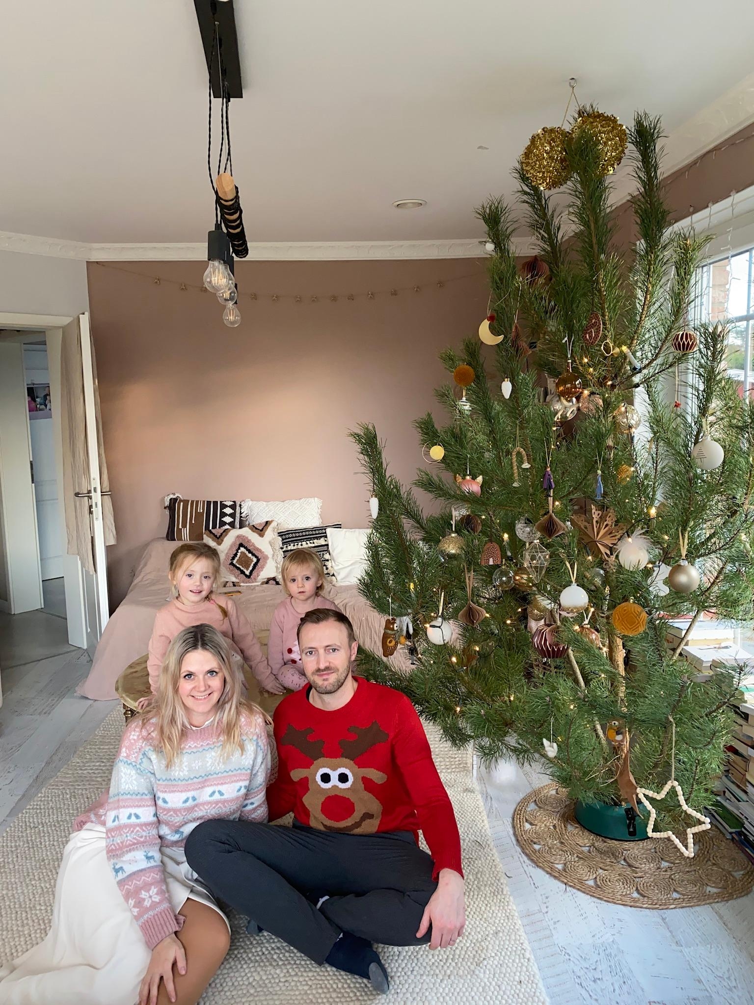 Weihnachtsfamilie unter dem #weihnachtsbaum. Also so halb #couchstyle 