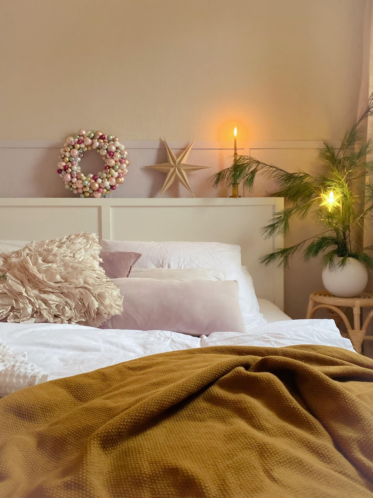 Weihnachtsstimmung 
#bedroom#candlelight#hygge#sleepingroom#xmas#cozy#christmaslight