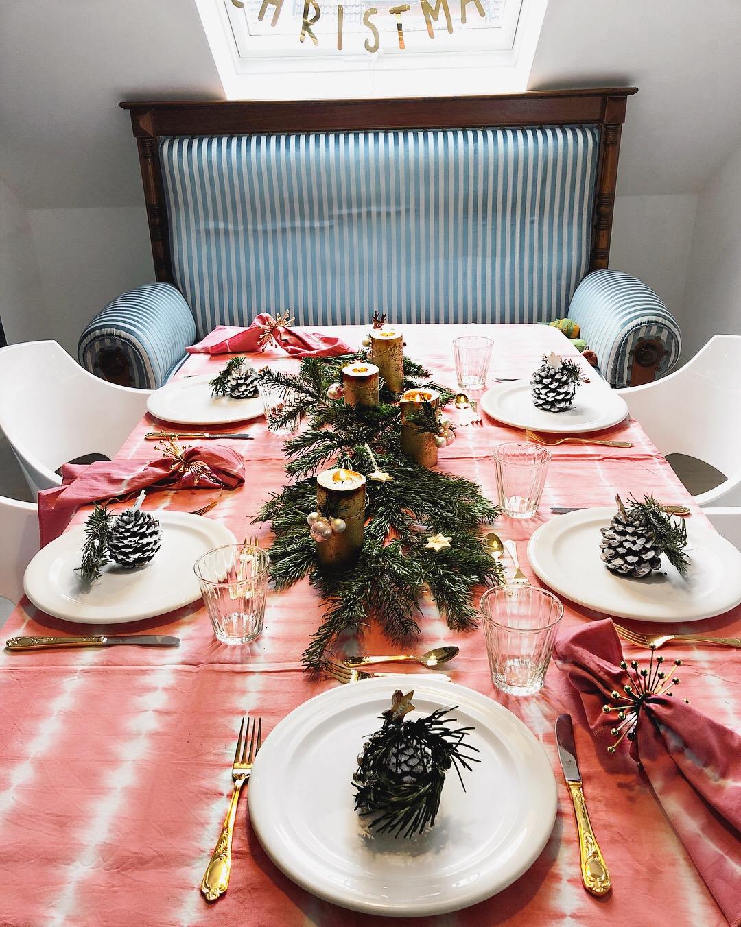 #weihnachtstisch #küchensofa #solebich #interior #hygge #deko #weihnachtsdeko #weihnachten #diy #shibori #altrosa 