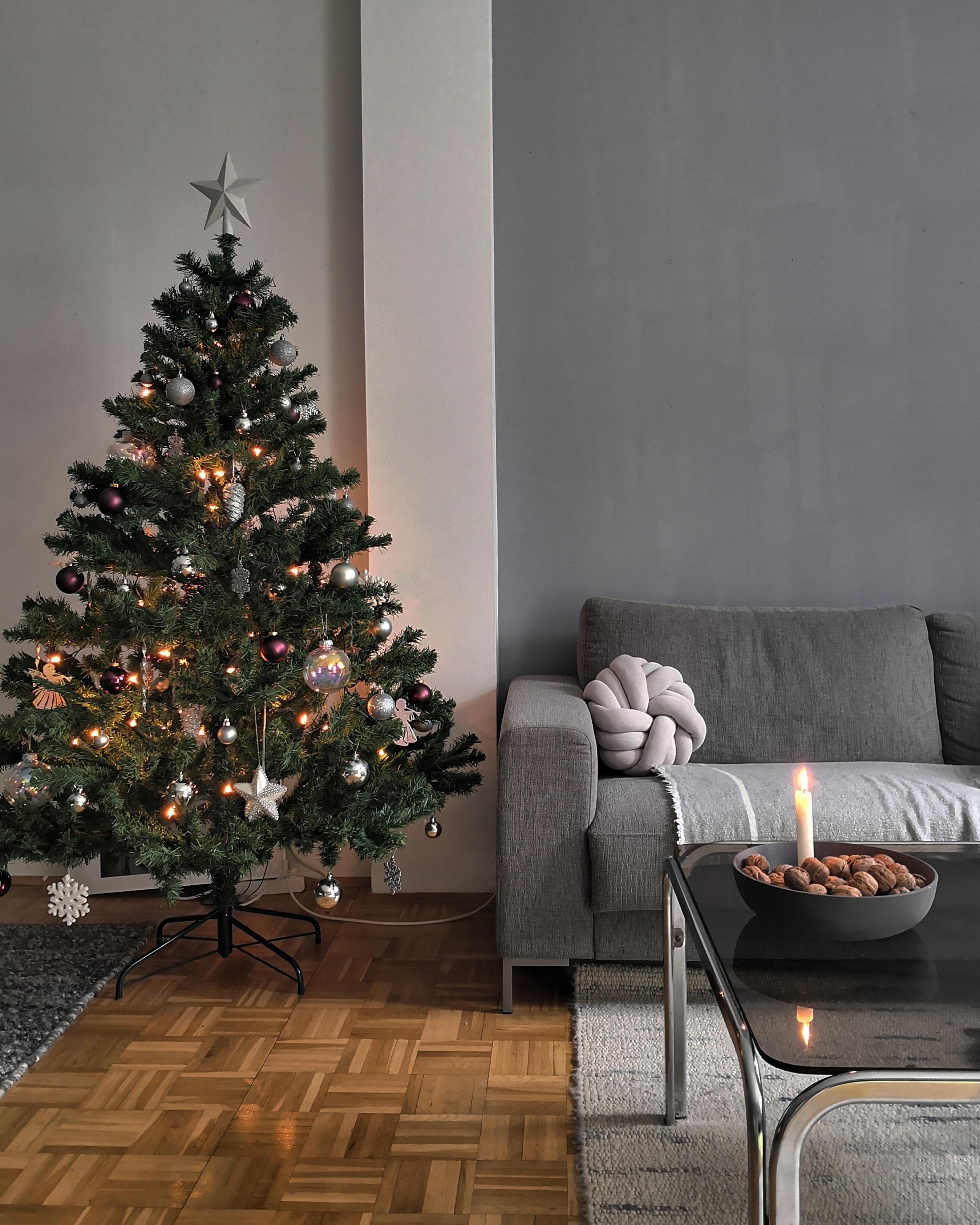 #weihnachtszeit #weihnachtsbaum #adventszeit #wohnzimmer #hygge #livingroom #cozy #christmas 