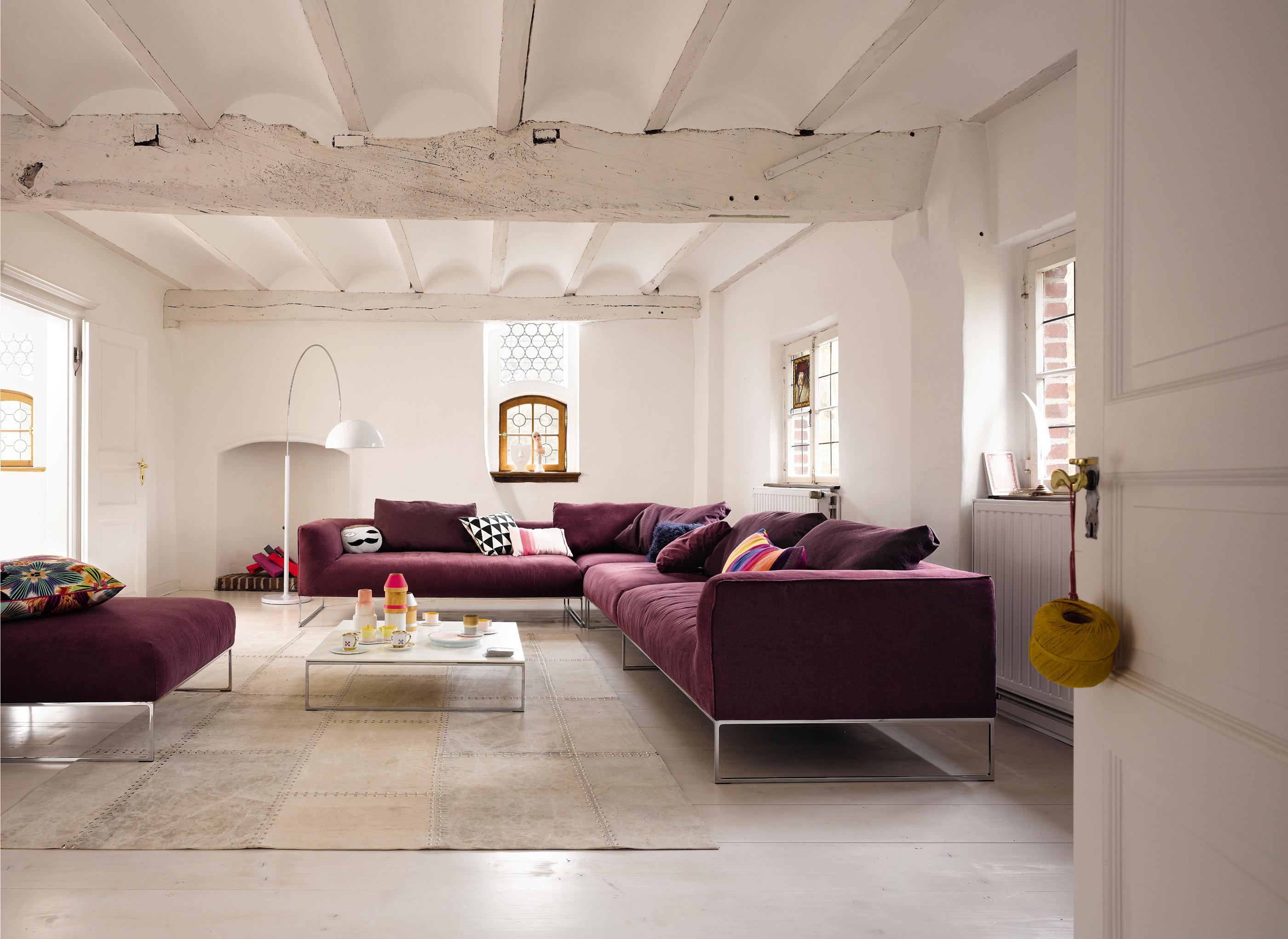 Weinrotes Ecksofa in weißer Umgebung #sofa #weißercouchtisch #weißeholzbalkendecke #designersofa ©COR Sitzmöbel