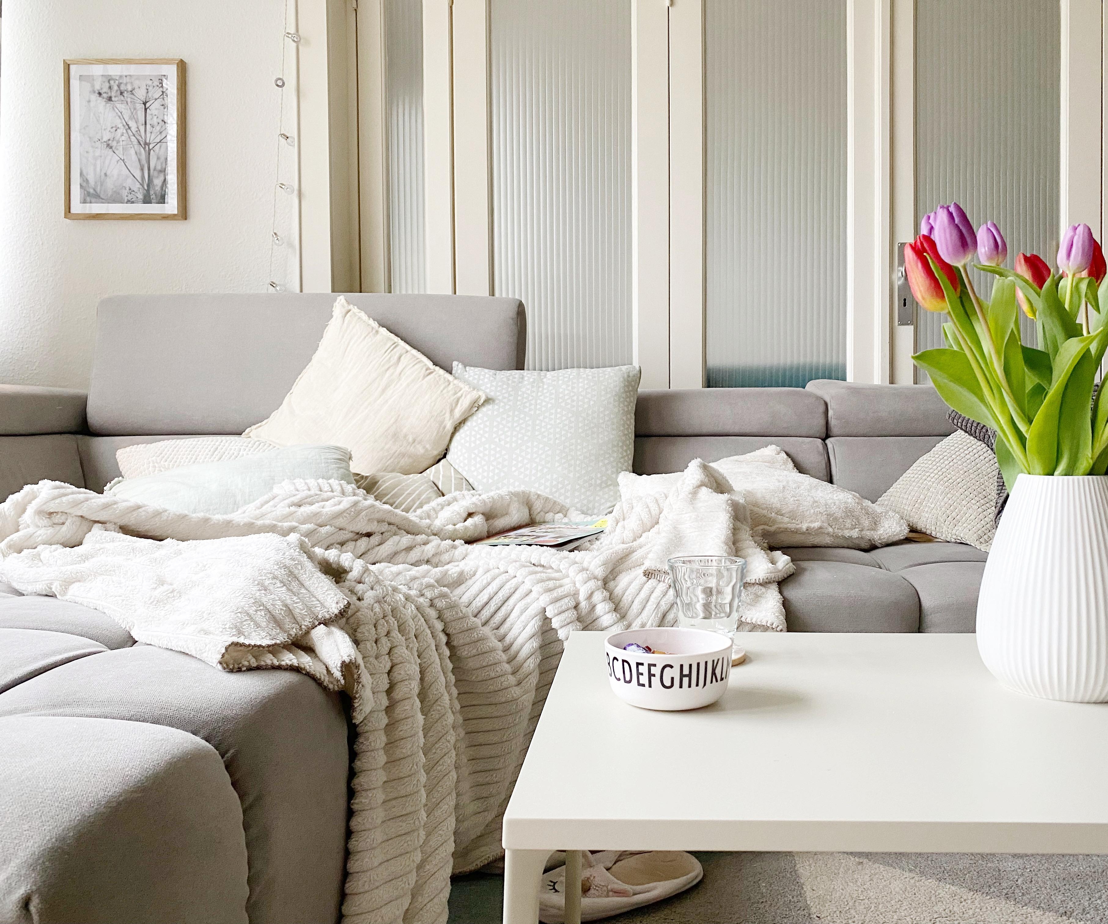 Weiß, Grau, Beige und viele Pastelltöne - das ist der Farbcode, der sich durch unsere Wohnung zieht 💛 #livingroom