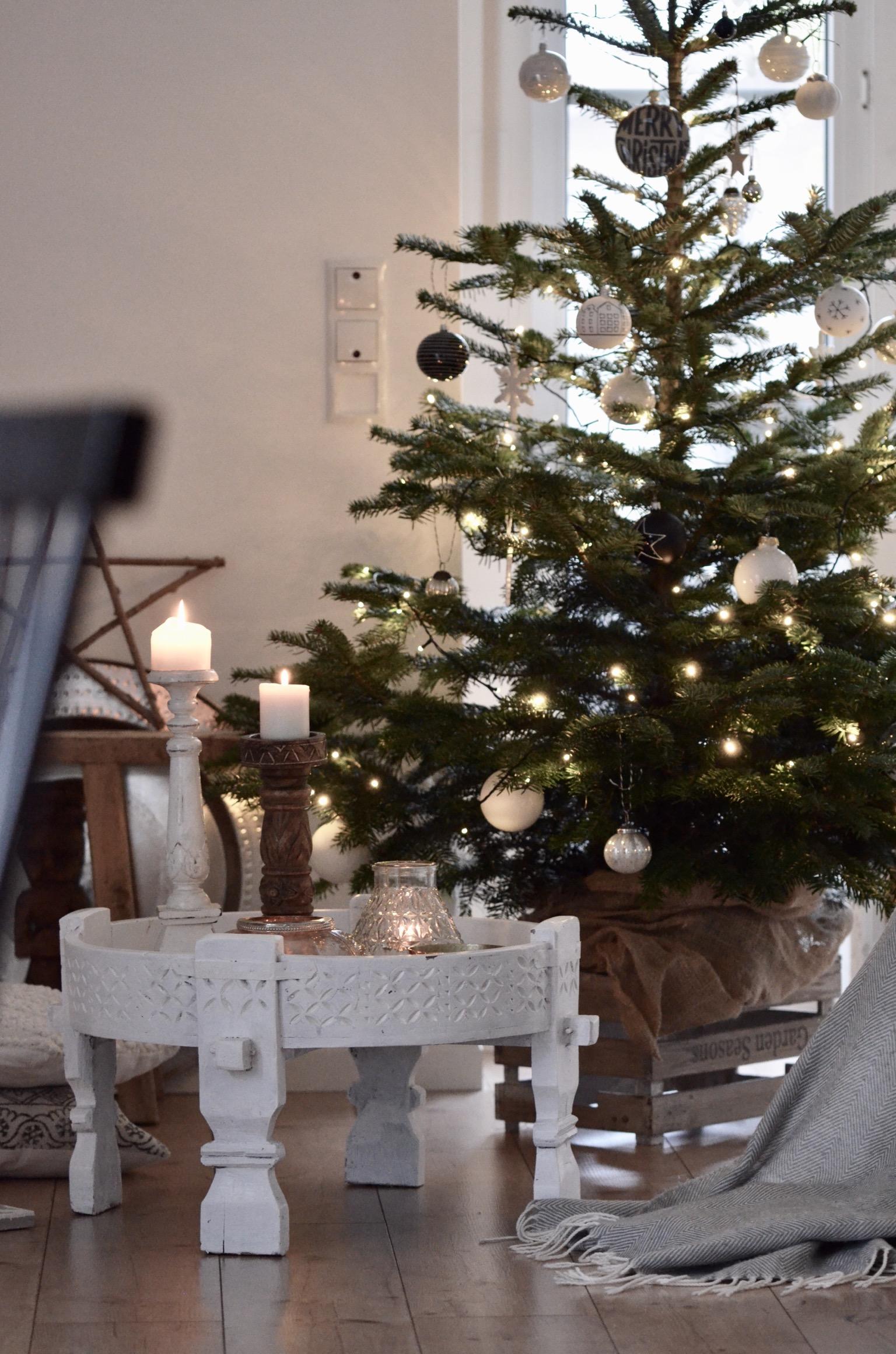 ...weisse Elementr, ein wenig schwarz... skandinavisch kommt er daher... unser  #weihnachtsbaum 