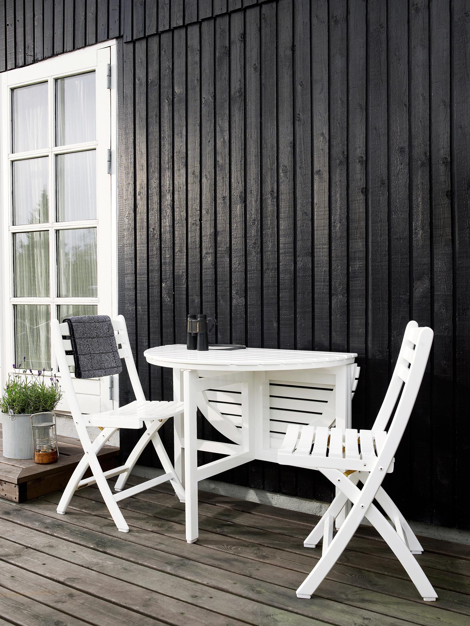 Weiße Gartenmöbel auf der Terasse #terrasse #gartenmöbel #gartentisch #weißesgartenmöbel ©Skagerak