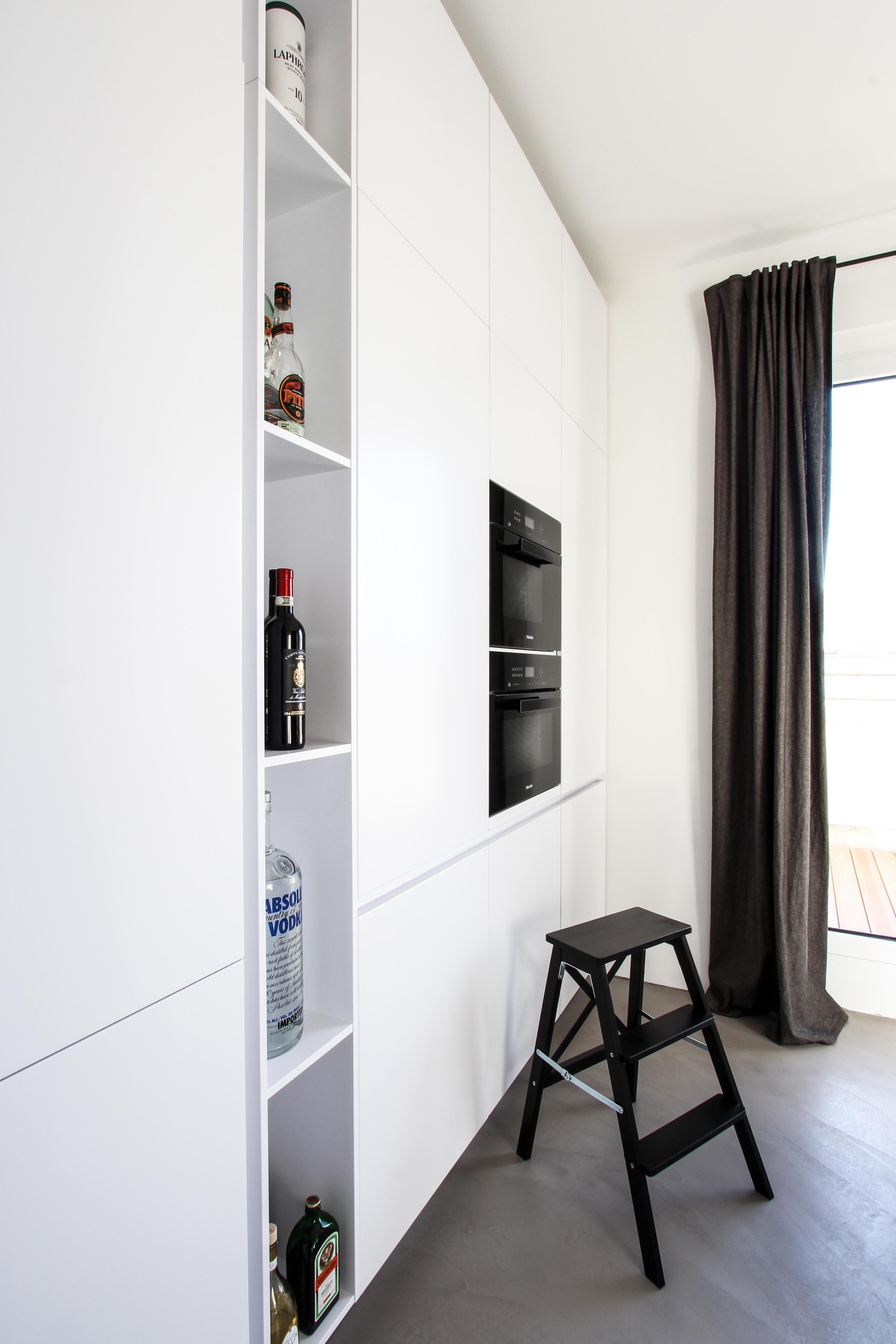 Weiße Küchenschrankwand #einbauregal ©EXTRAVIEL office & home design