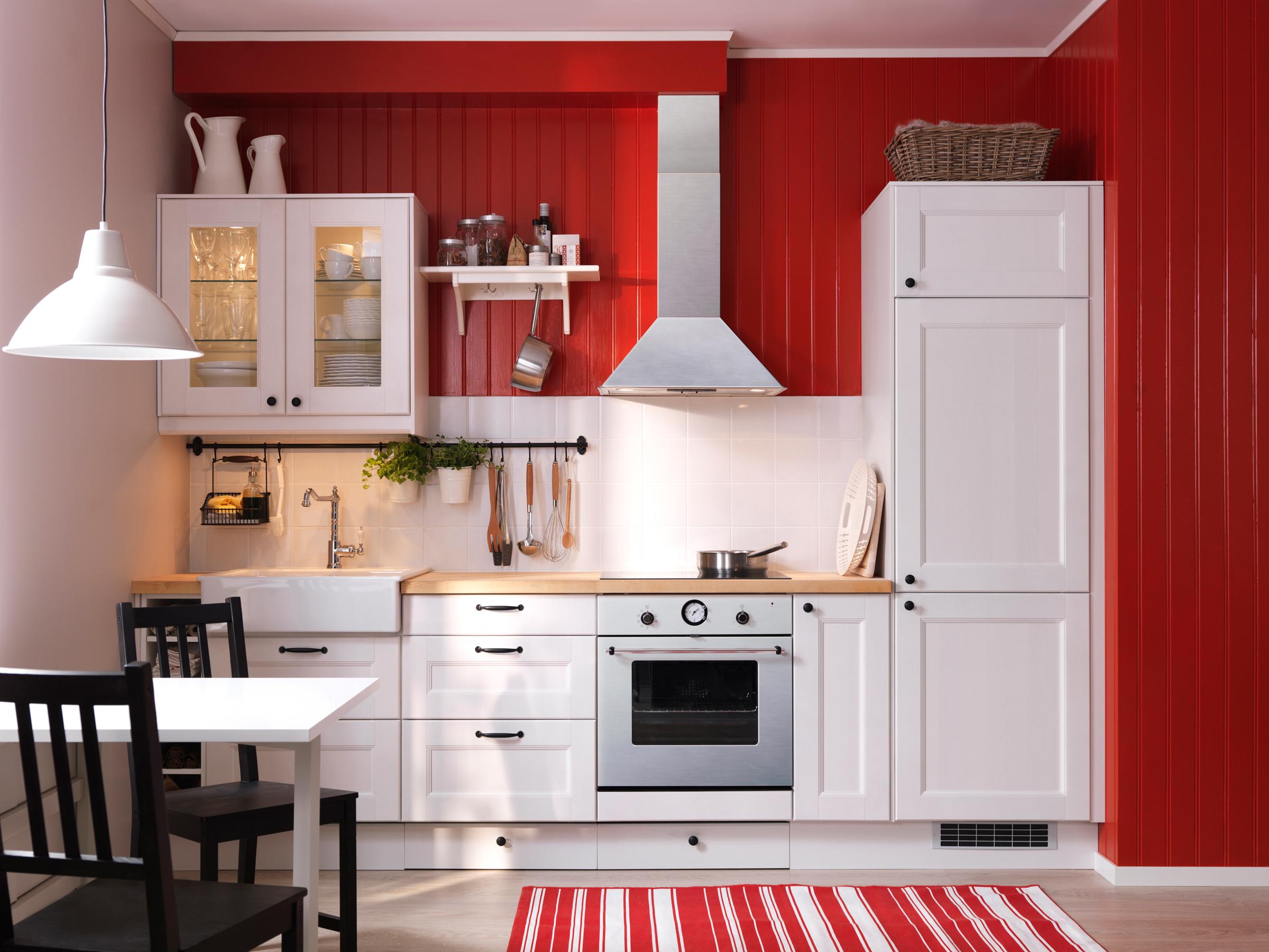Weiße Landhausküche mir rot gestrichener Holzverkleidung #ikea #holzpaneel #gestreifterteppich ©Inter IKEA Systems B.V