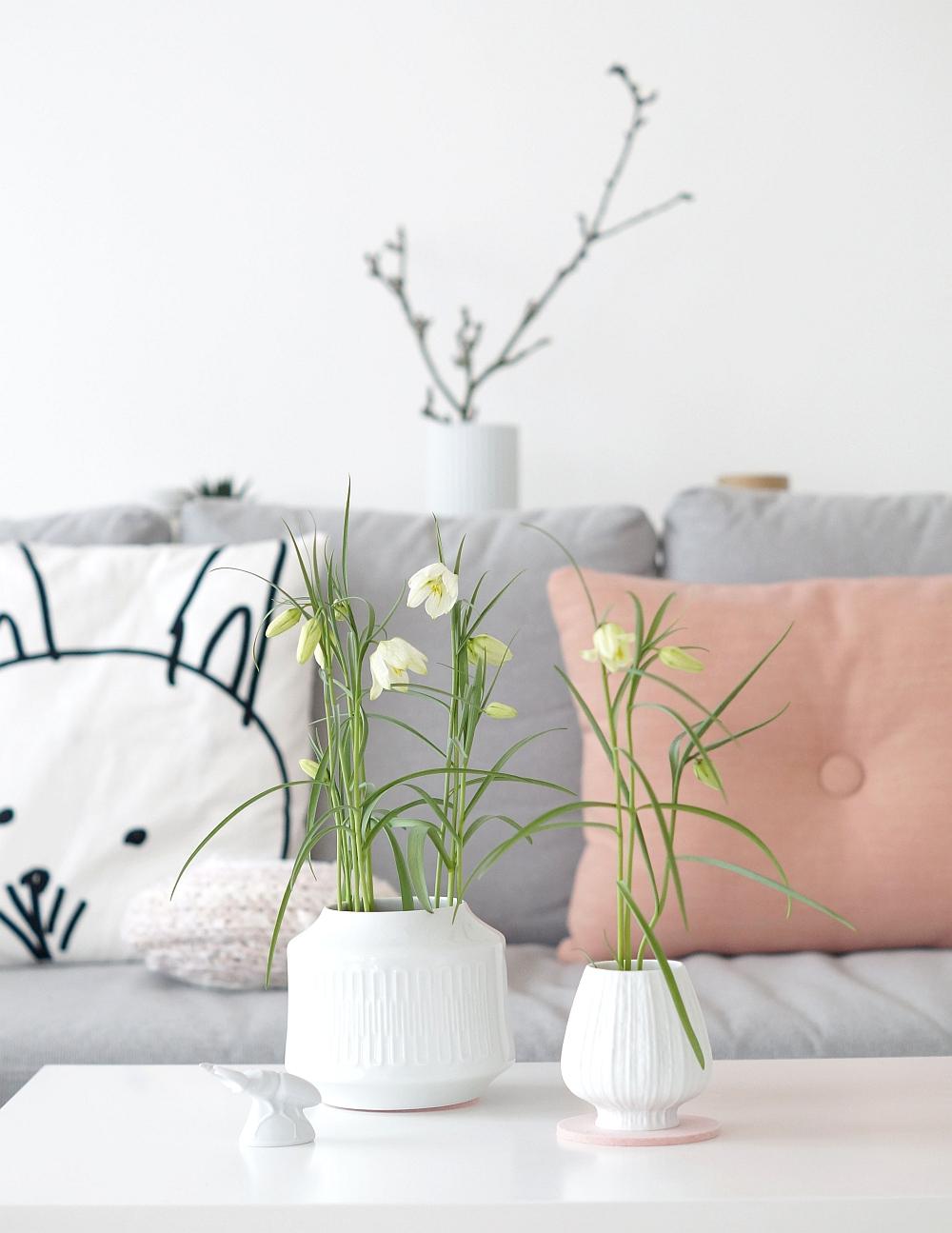 Weiße Schachbrettblümchen in Vintage Vasen #vase #kissen #sofa ©Sabine Wittig