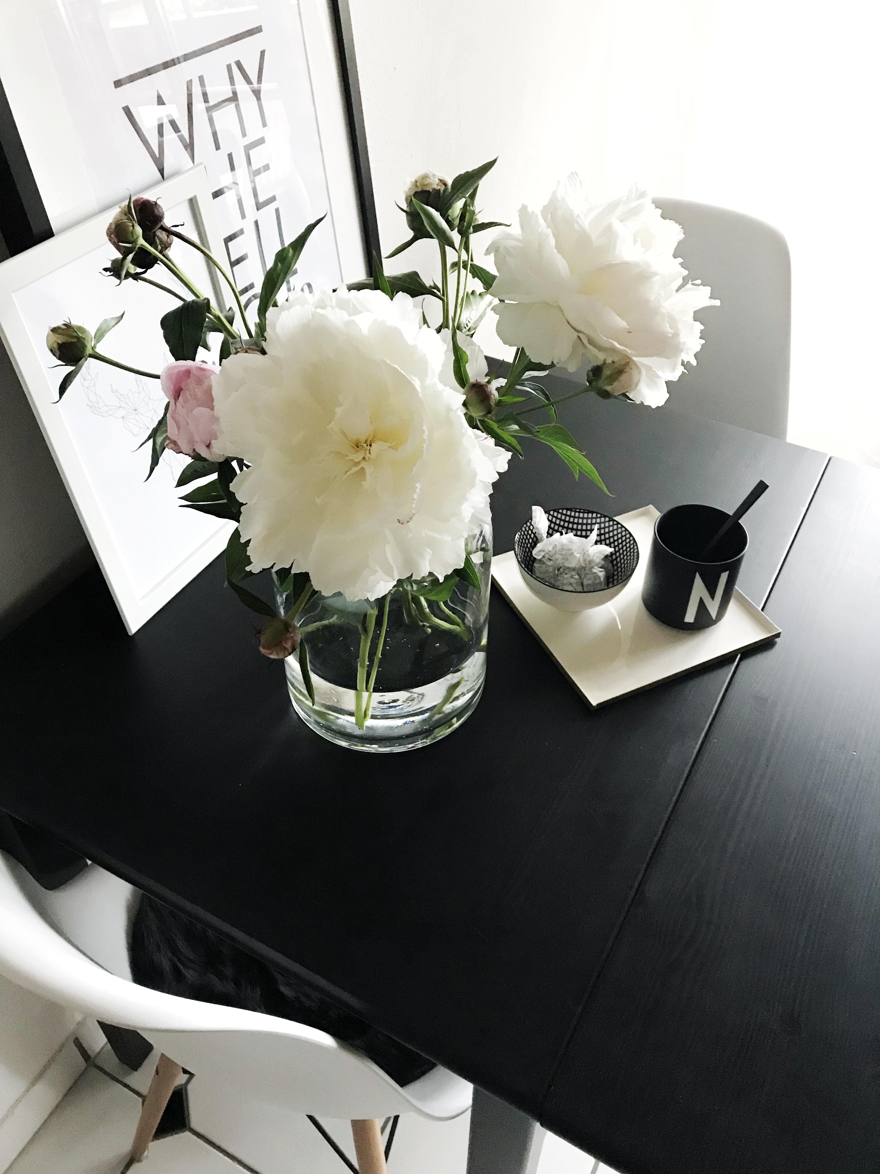 Weiße Schönheiten. I🖤 #pfingstrosen #skandistyle #interior #blackandwhite #küche #vase #tisch #deko #blumen #wohnen