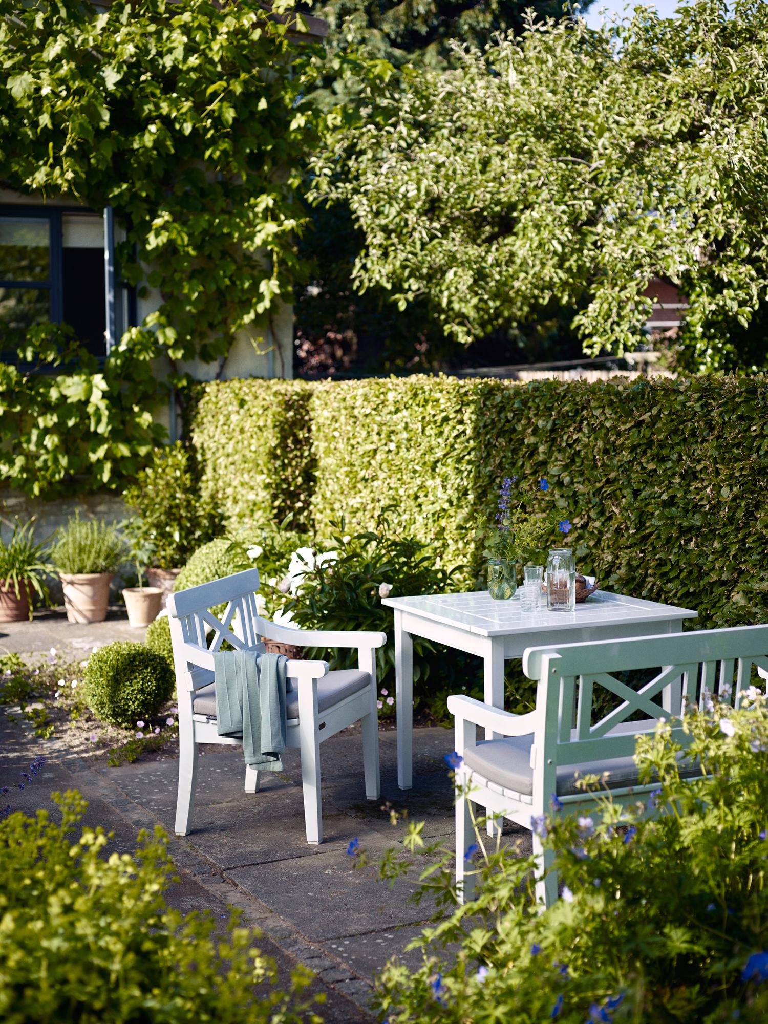 Weiße Sitzecke für den Garten #gartenmöbel #sitzecke #gartentisch #gartenbank ©Skagerak