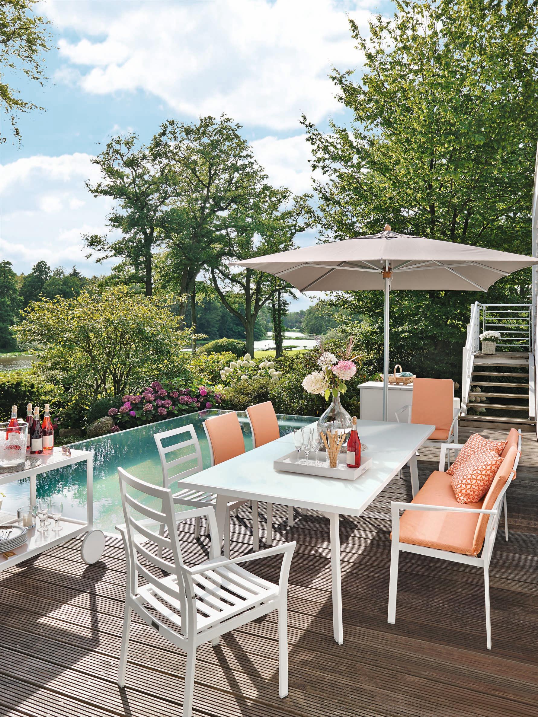 Weiße Terrassenmöbel neben Pool #terrasse #kissen #sonnenschirm #terrassenmöbel #terrasseampool ©Garpa