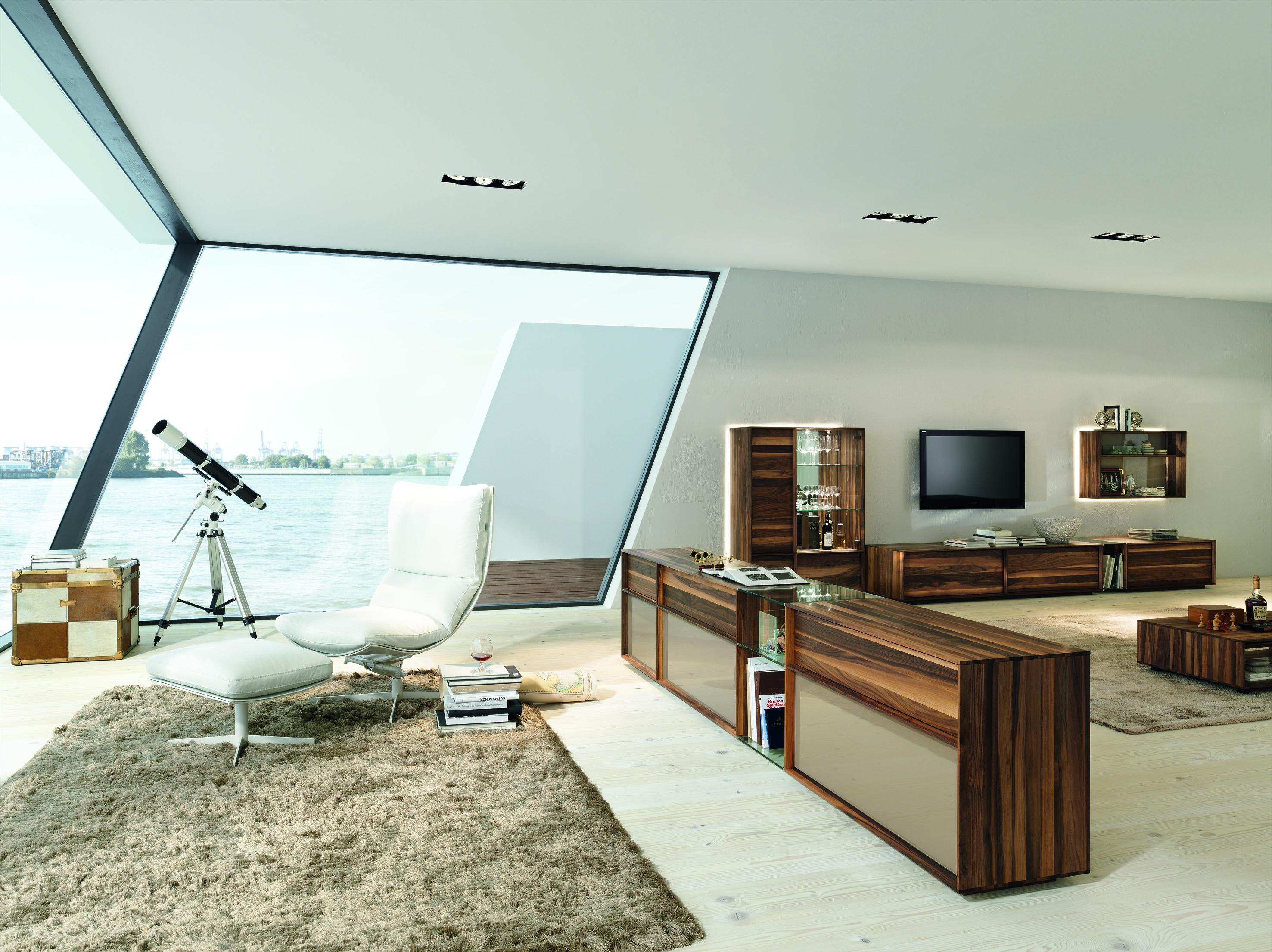 Weißer Lounge-Sessel im Wohnzimmer #eklektisch #teppich #beachlook ©Kymo