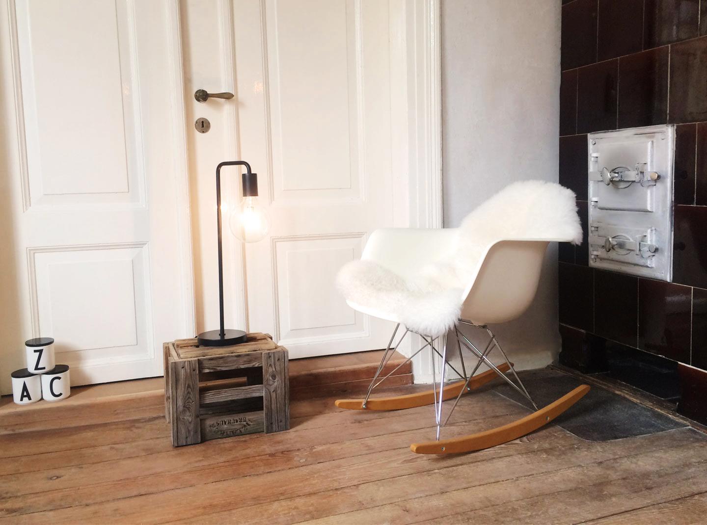 Weißer Schaukelstuhl in Kaminecke #retro #vintage #wohnzimmer #schaukelstuhl #skandinavischesdesign ©99chairs GmbH
