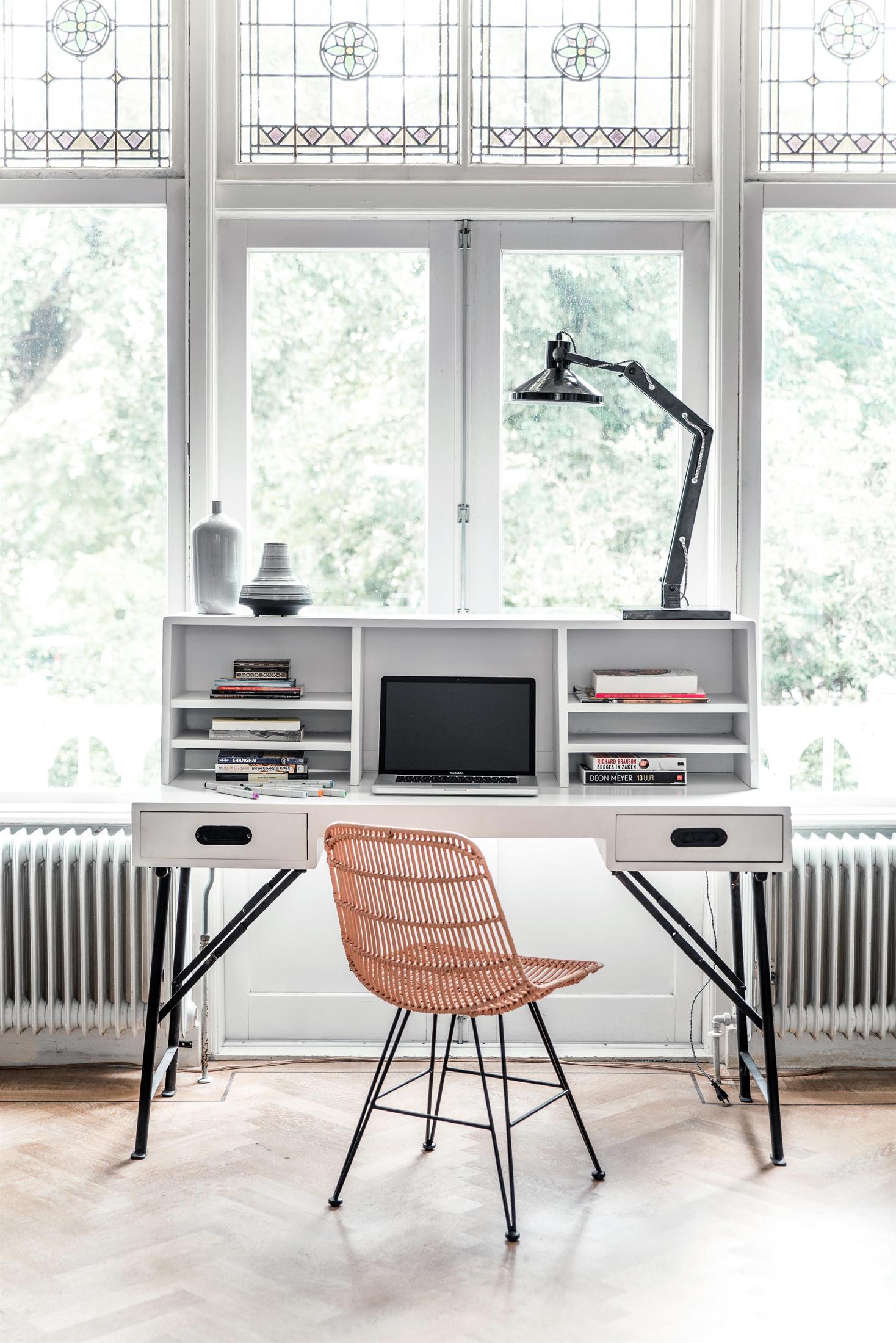 Weißer Schreibtisch mit Ablage #schreibtisch #schreibtischstuhl #schreibtischablage ©HK living