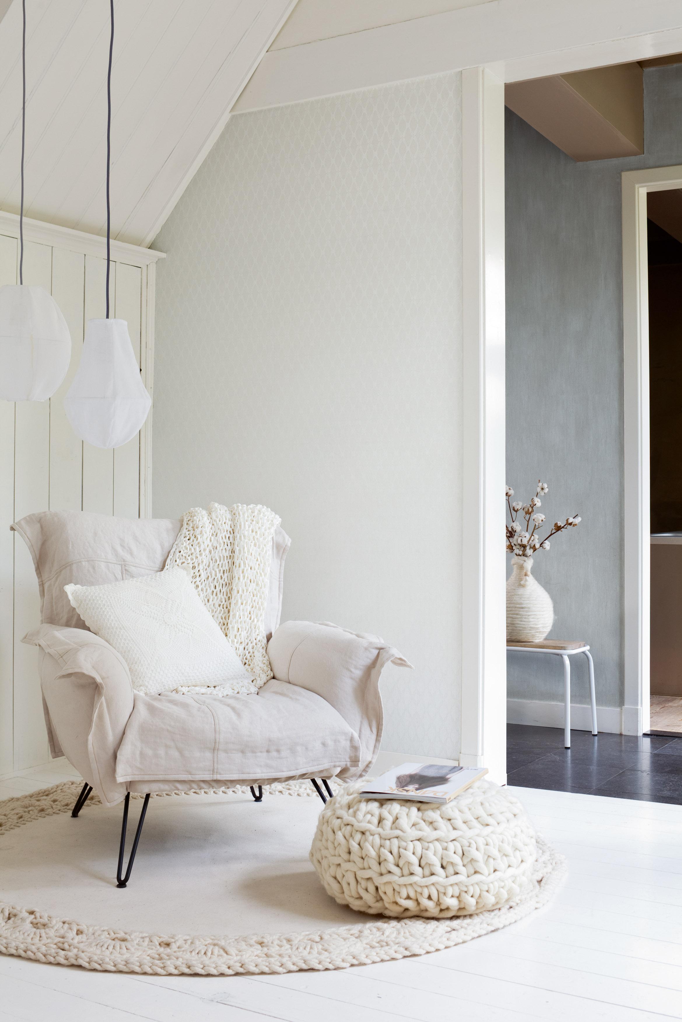 Weißer Sessel und Sitzpouf #teppich #puristisch #sessel #runderteppich ©BN Wallcoverings