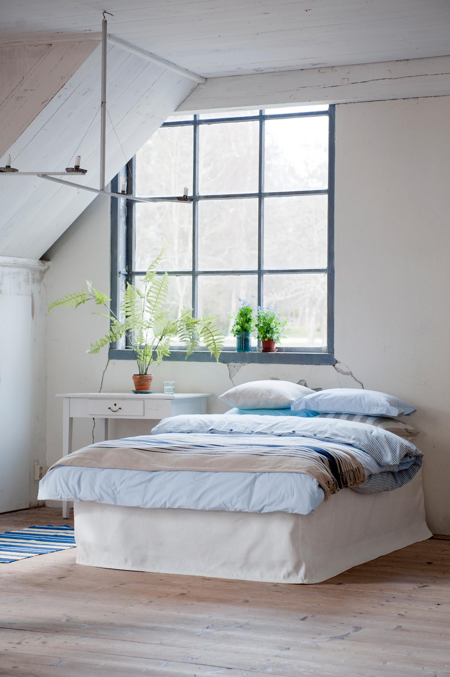 Weißer Stoffbezug fürs Bett #dielenboden #deckenpaneel #zimmerpflanze ©Bemz