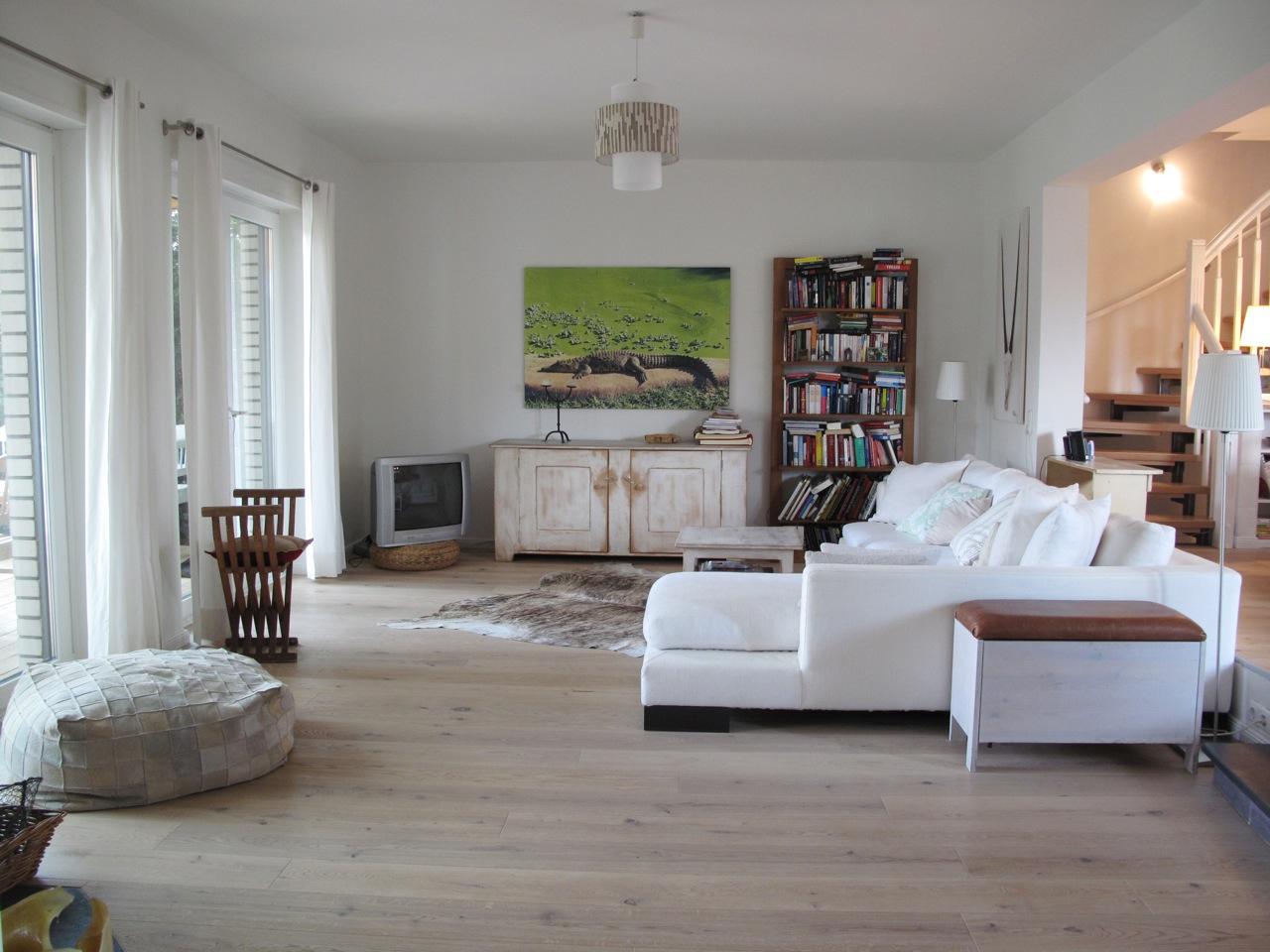 Weißes Ecksofa im natürlich gestalteten Wohnzimmer #holzregal #vintagekommode ©scout for location