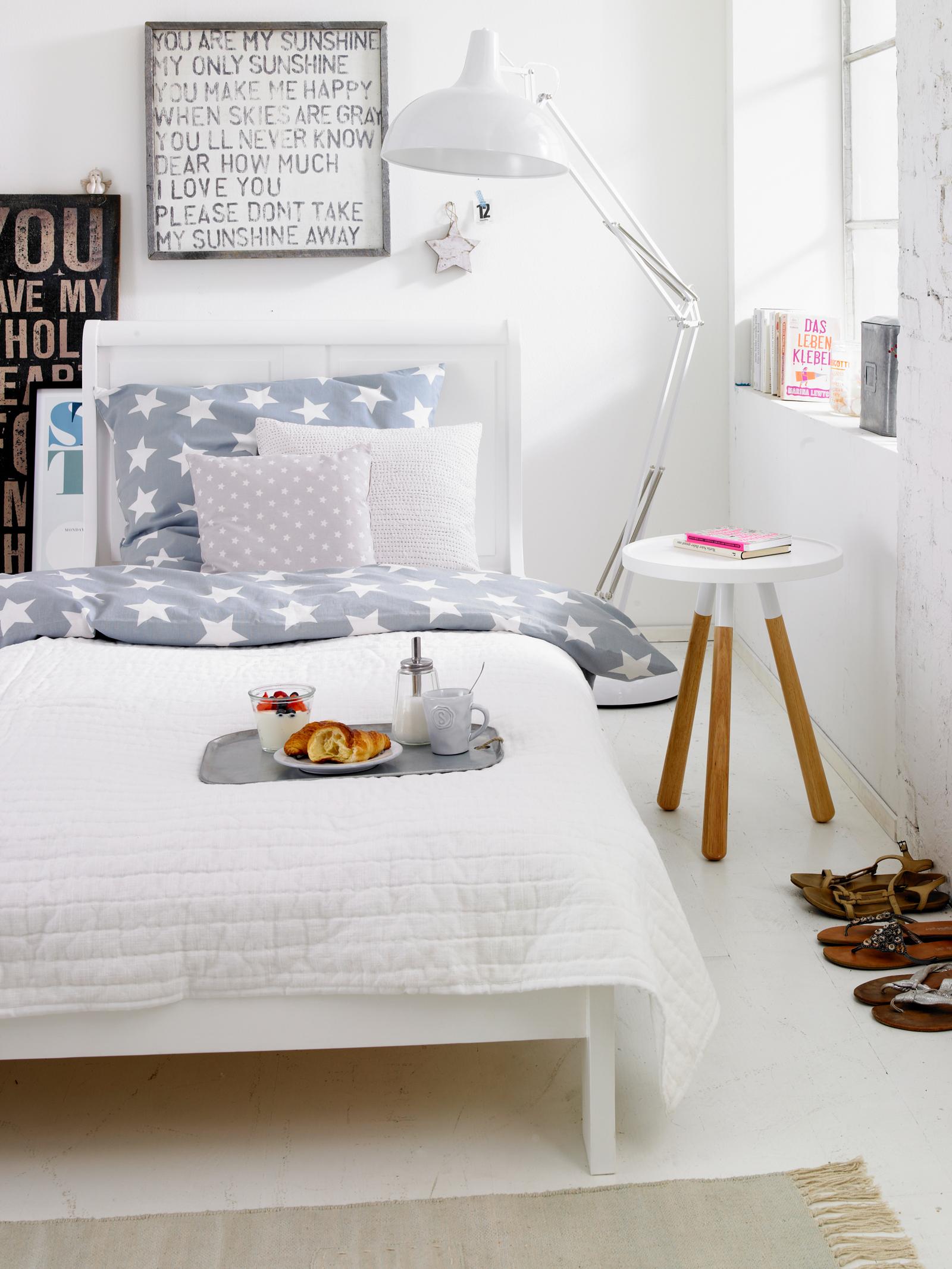Weißes Einzelbett mit Deko-Bettwäsche #tagesdecke #tablett ©Car Selbstbaumöbel