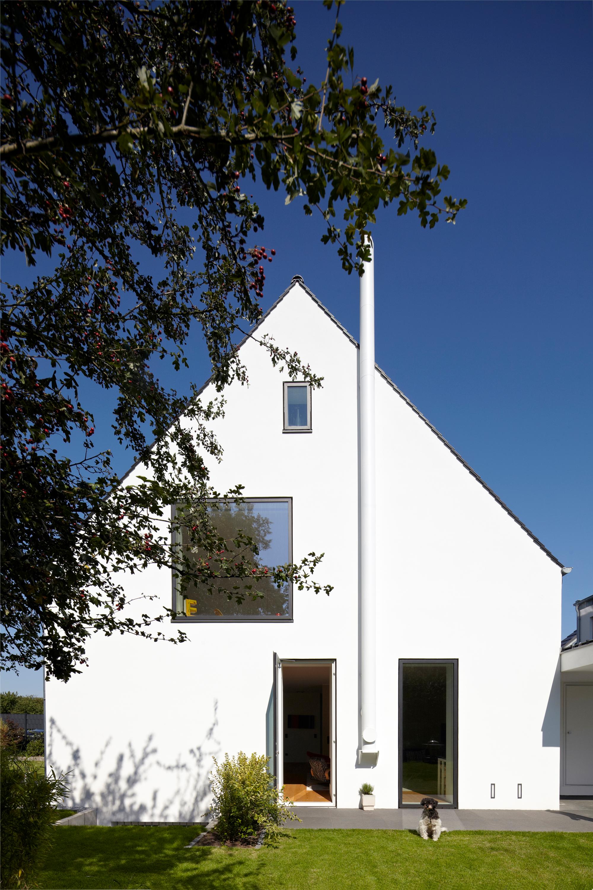 Weisses Haus vor blauem Himmel #neubau ©Architekt: Falke Architekten BDA