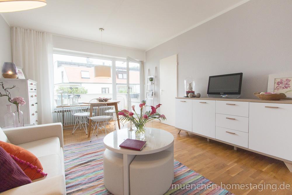 Weißes Möbel auf mauvefarbener Wand #einrichtungsberatung ©Münchner Home Staging Agentur