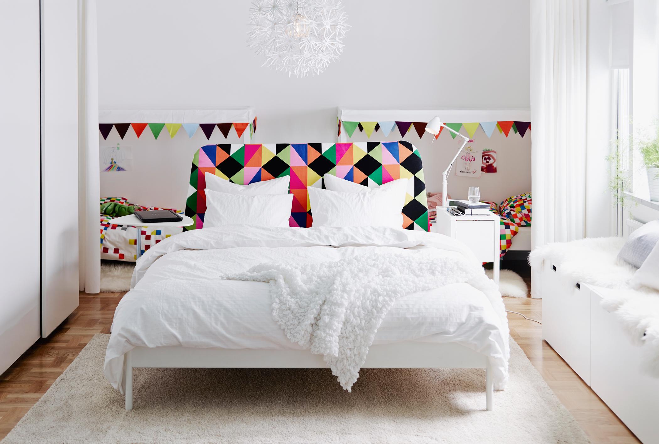 Weißes Schlafzimmer mit bunten Highlights #bettwäsche #tagesdecke #kommode #ikea #kinderbett #tischlampe #buntebettwäsche #wimpelkette ©Inter IKEA Systems B.V.