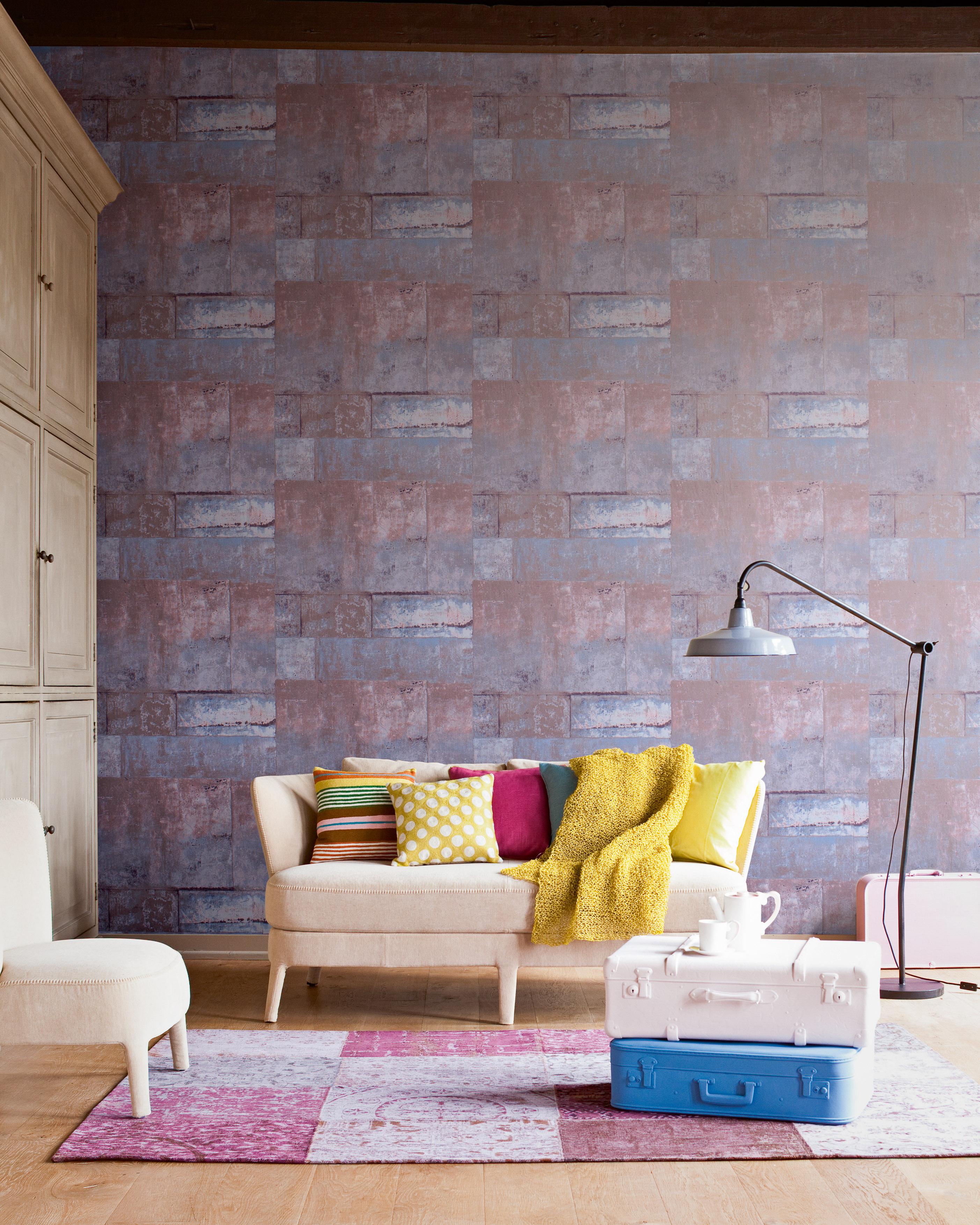 Weißes Sofa mit Dekokissen #teppich #sofa ©BN Wallcoverings