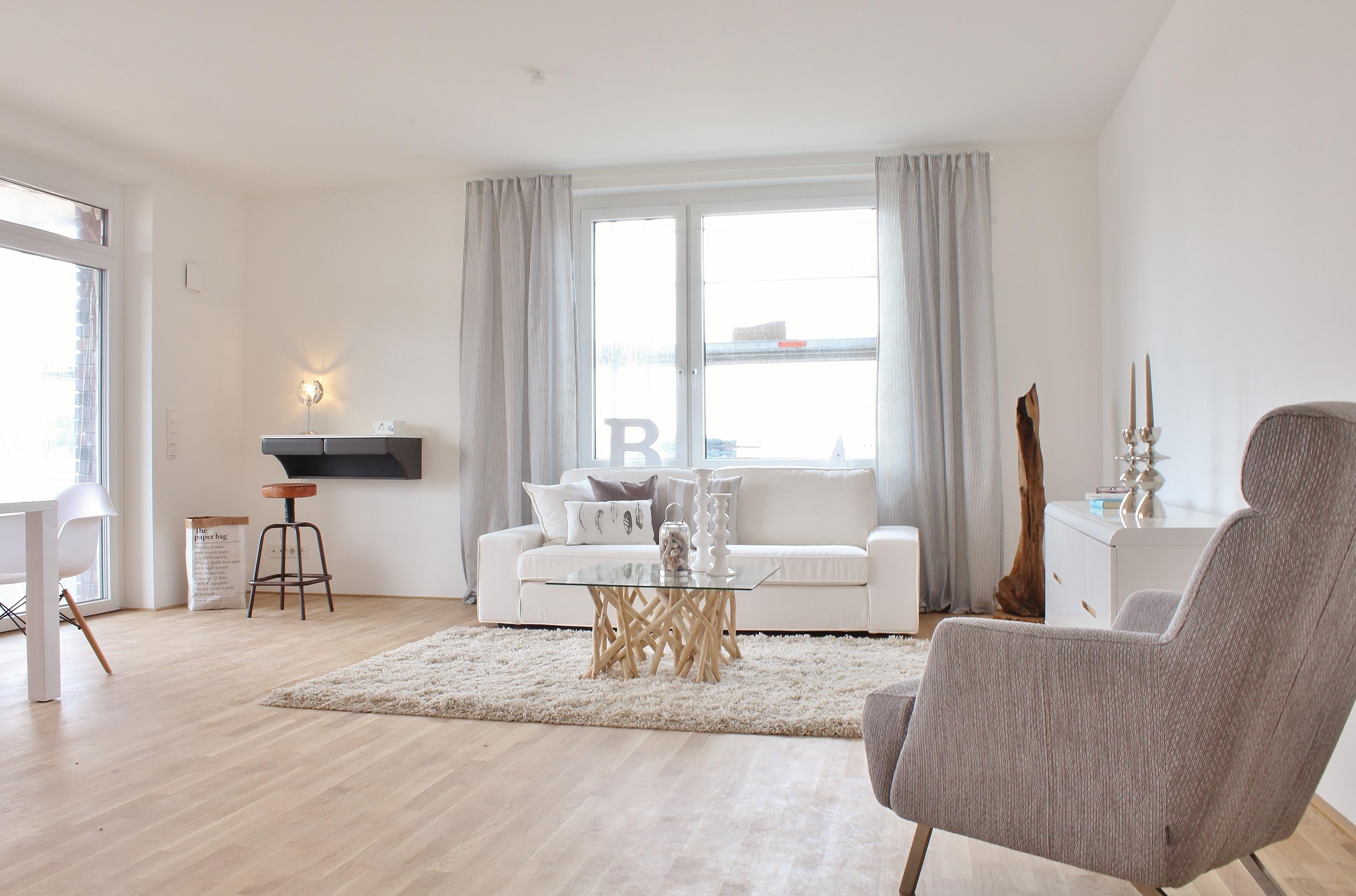 Weißes Sofa mit Strandfeeling #glastisch #lowboard ©Nicole Schütz Home Staging