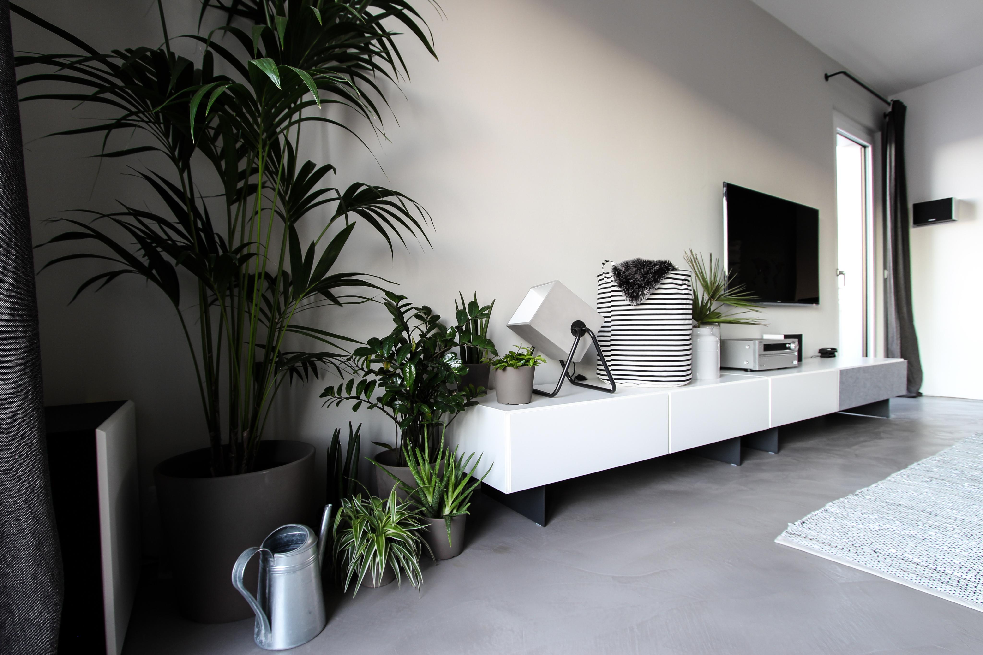 Weißes TV-Lowboard #grauewand ©EXTRAVIEL office & home design