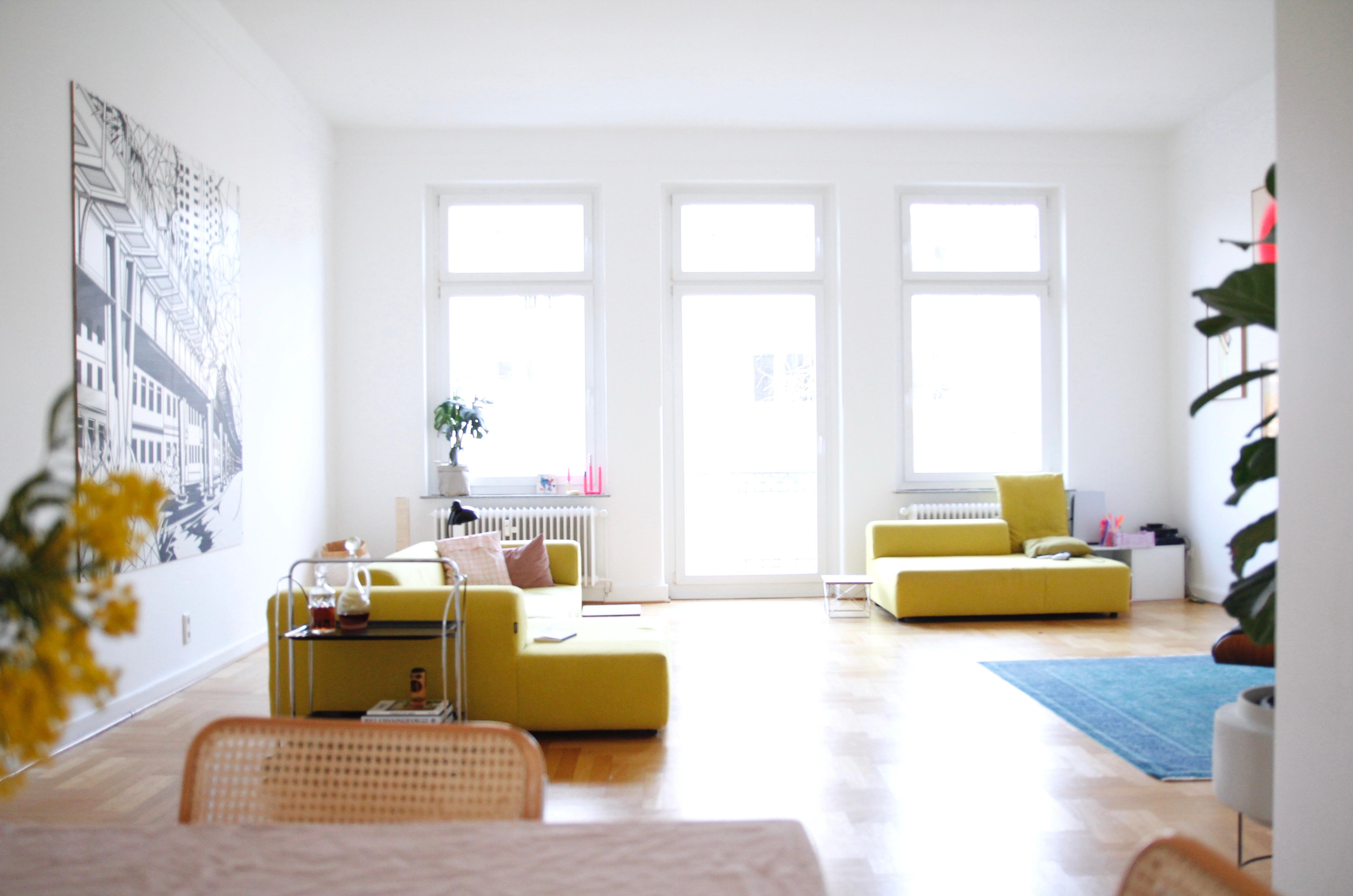 Weitschweifender Bilck ins Wohnzimmer. Mir bringt er gute Laune! #gelb #frühling #wohnzimmer #licht #color